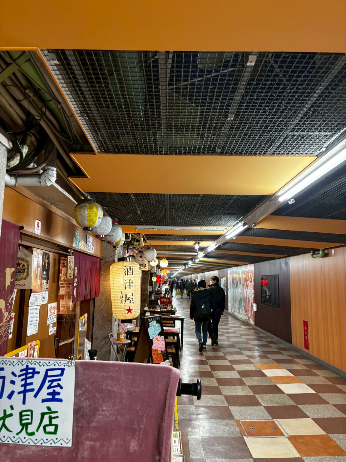 地下街到了晚上就會擠滿下班的公司職員。