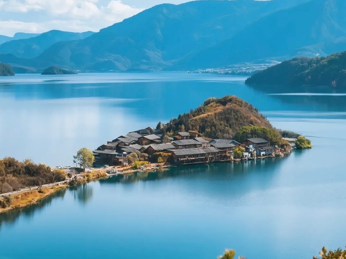 [Lugu Lake Observation Deck] is one of the best spots to view and photograph panoramic views of Lugu Lake. The vantage point here is expansive, offering a sweeping view of the magnificent scenery of Lige Peninsula and Lige Bay.
