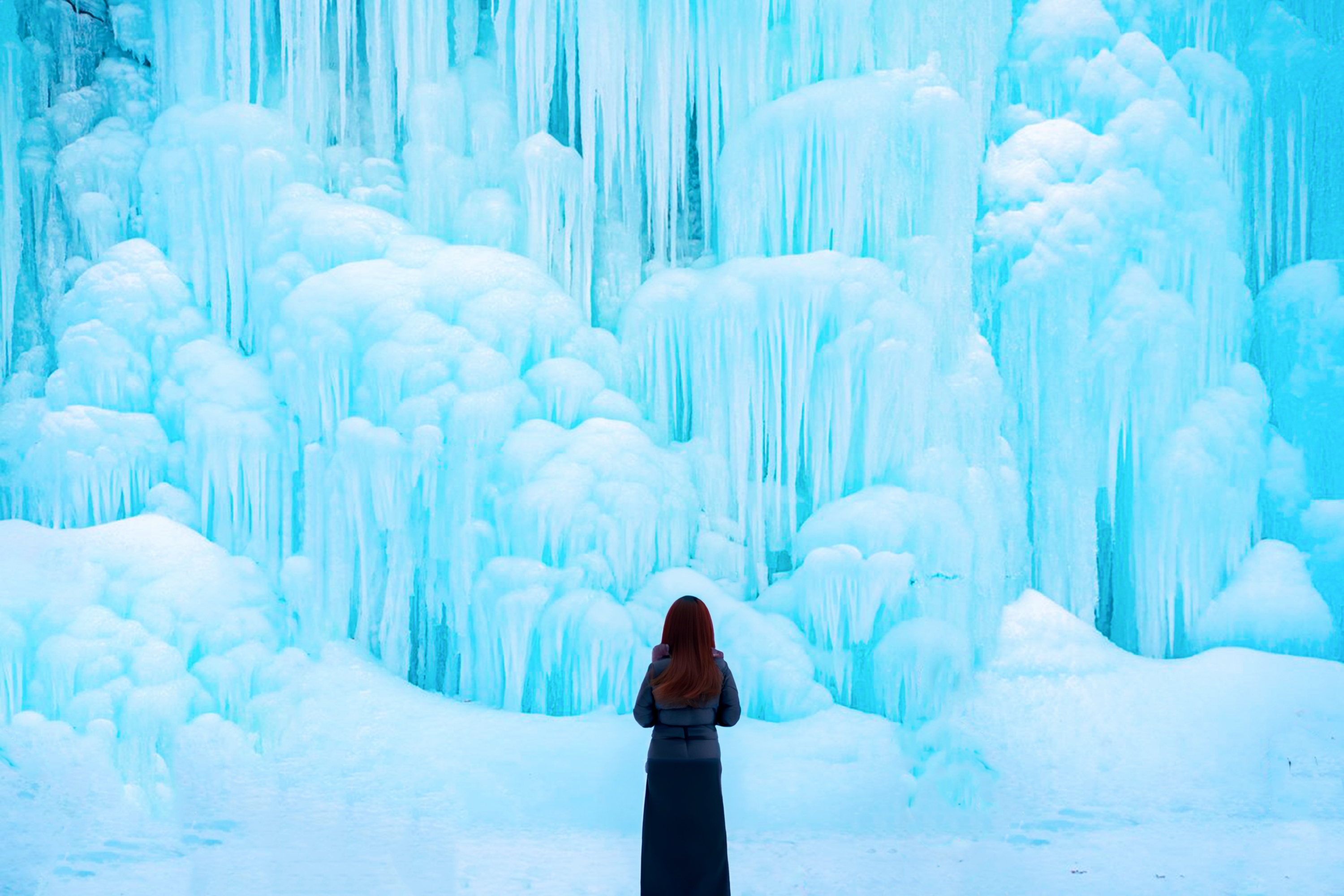 在冬季，這裡會變成一個神奇的景觀，有巨大的冰層、冰凍的瀑布和閃閃發光的冰柱。