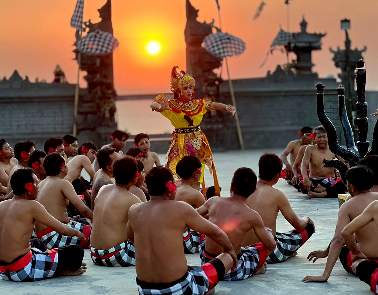 Karang Boma Cliff Sunset and Kecak Fire Dance in Uluwatu 