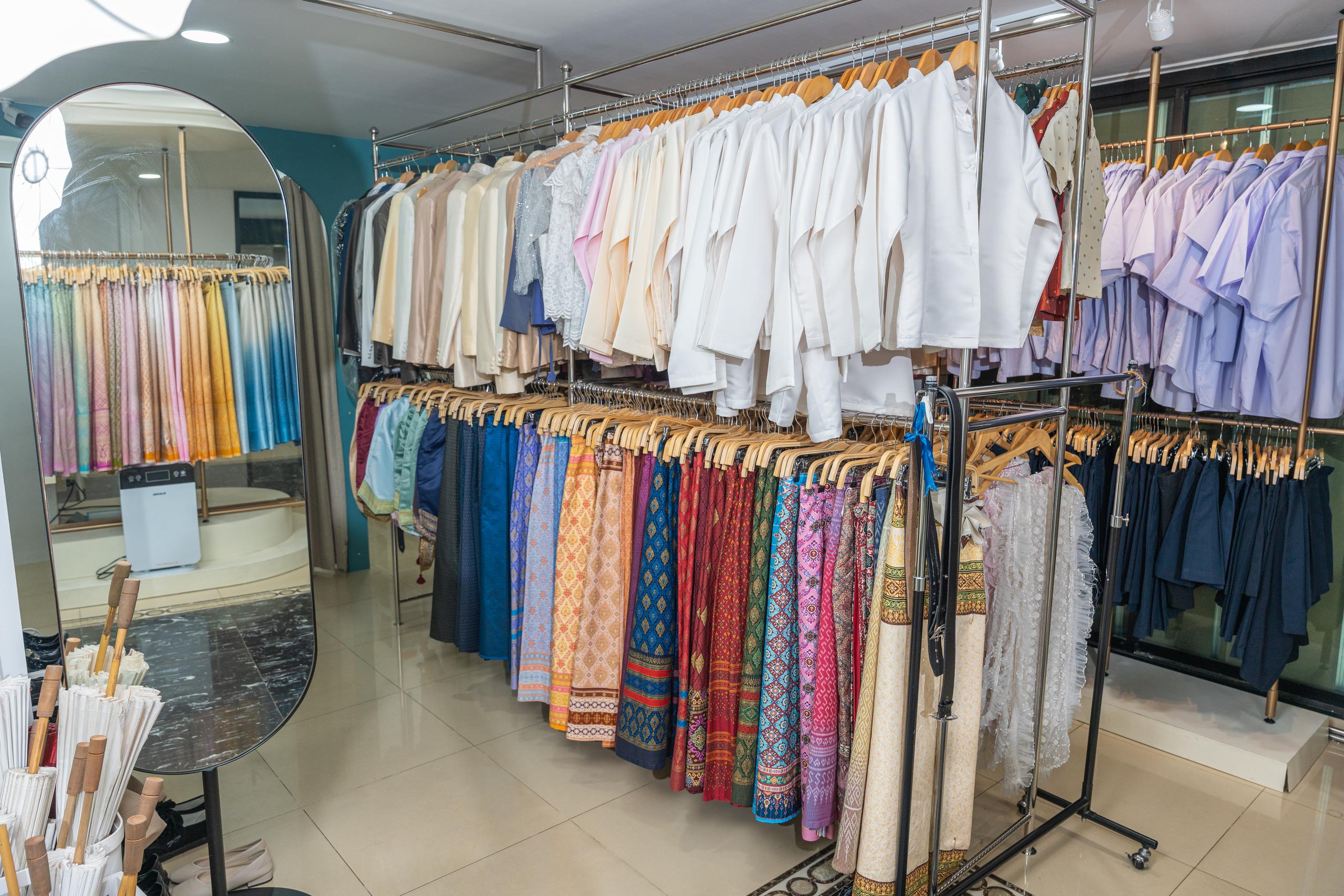 本店提供超過50種獨特服裝款式，備有多種美麗顏色可供選擇。