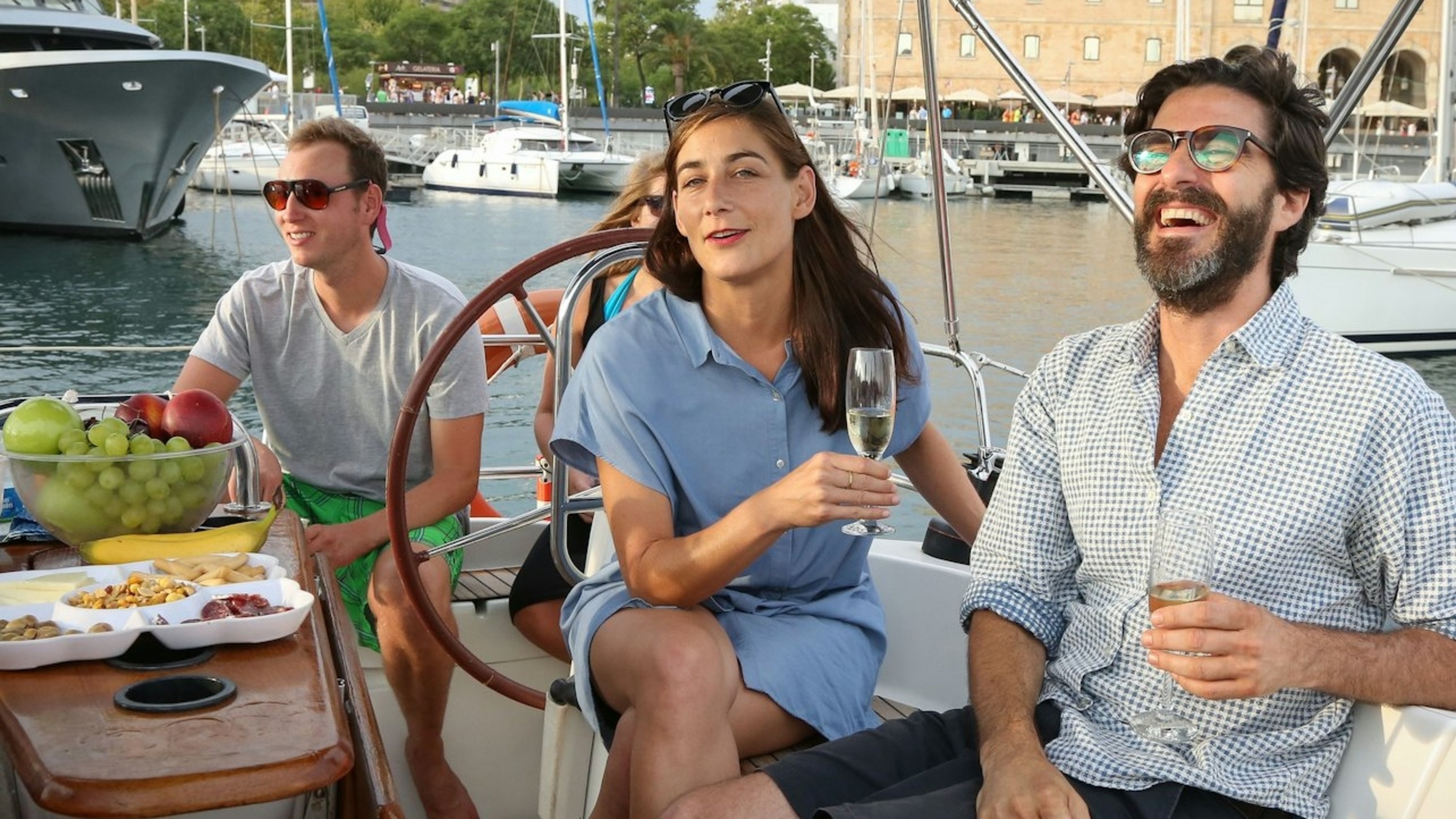 Daylight sailing experience with drinks and snacks in Barcelona