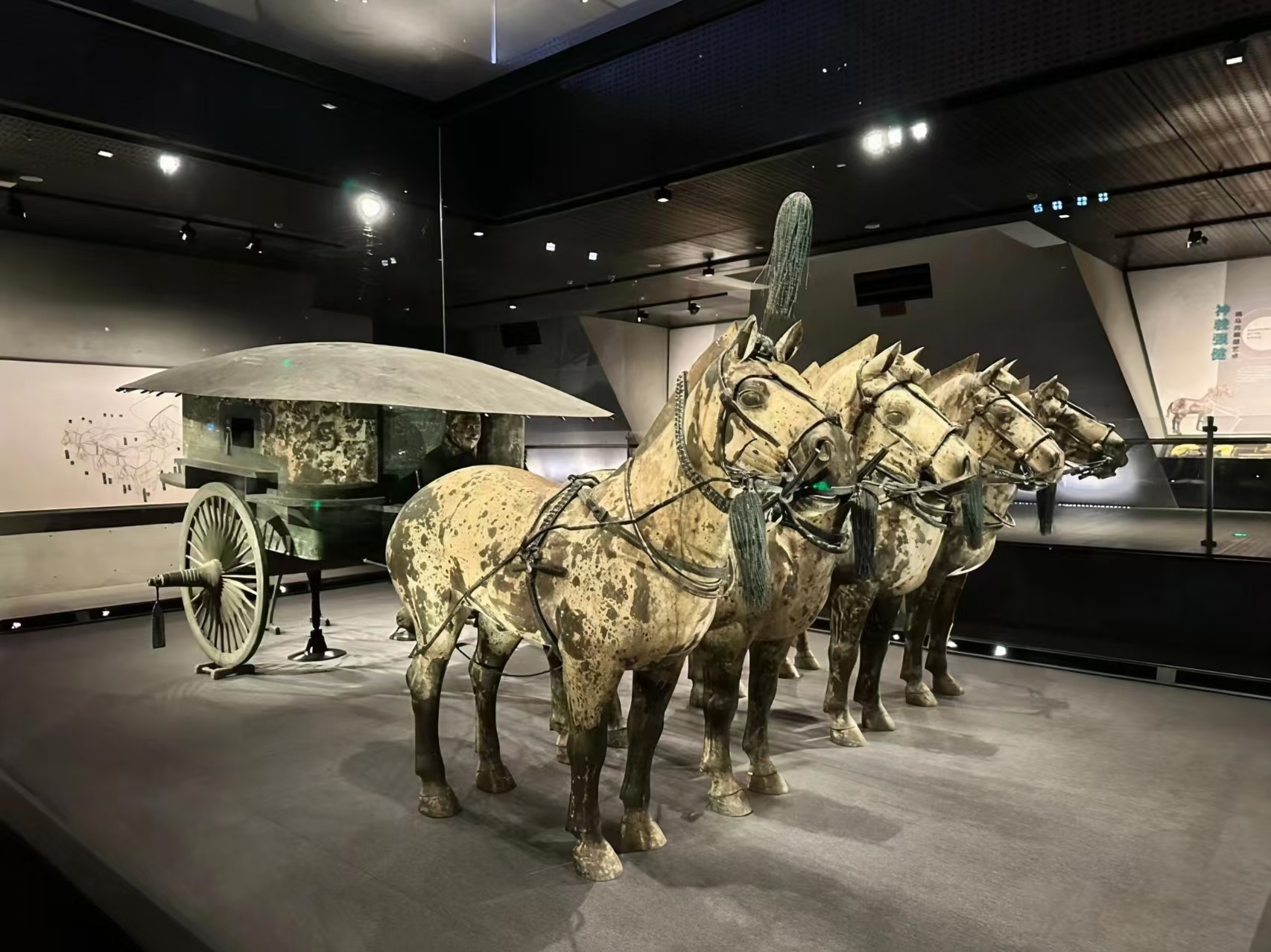 麗山園,以被譽為“青銅之冠”的銅車馬為核心瑰寶,生動展現秦始皇陵宏大帝陵格局與秦代工藝巔峰。 麗山園,以被譽為“青銅之冠”的銅車馬為核心瑰寶,生動展現秦始皇陵宏大帝陵格局與秦代工藝巔峰。