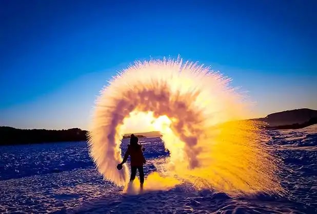在冰天雪地裡放肆撒歡才是正確打開方式!咬一口清甜的凍柿子,駕著雪地摩托馳騁雪原,讓寒冷被激情驅散,這份獨屬於雪鄉的冬日限定快樂,等你來親自解鎖! 在冰天雪地裡放肆撒歡才是正確打開方式!咬一口清甜的凍柿子,駕著雪地摩托馳騁雪原,讓寒冷被激情驅散,這份獨屬於雪鄉的冬日限定快樂,等你來親自解鎖!