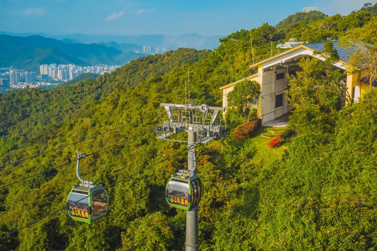 遊客可以漫步在長約 2 公里的森林觀光步道上，享受高含量負離子帶來的舒適與愉悅，親近自然，感受生命的美好