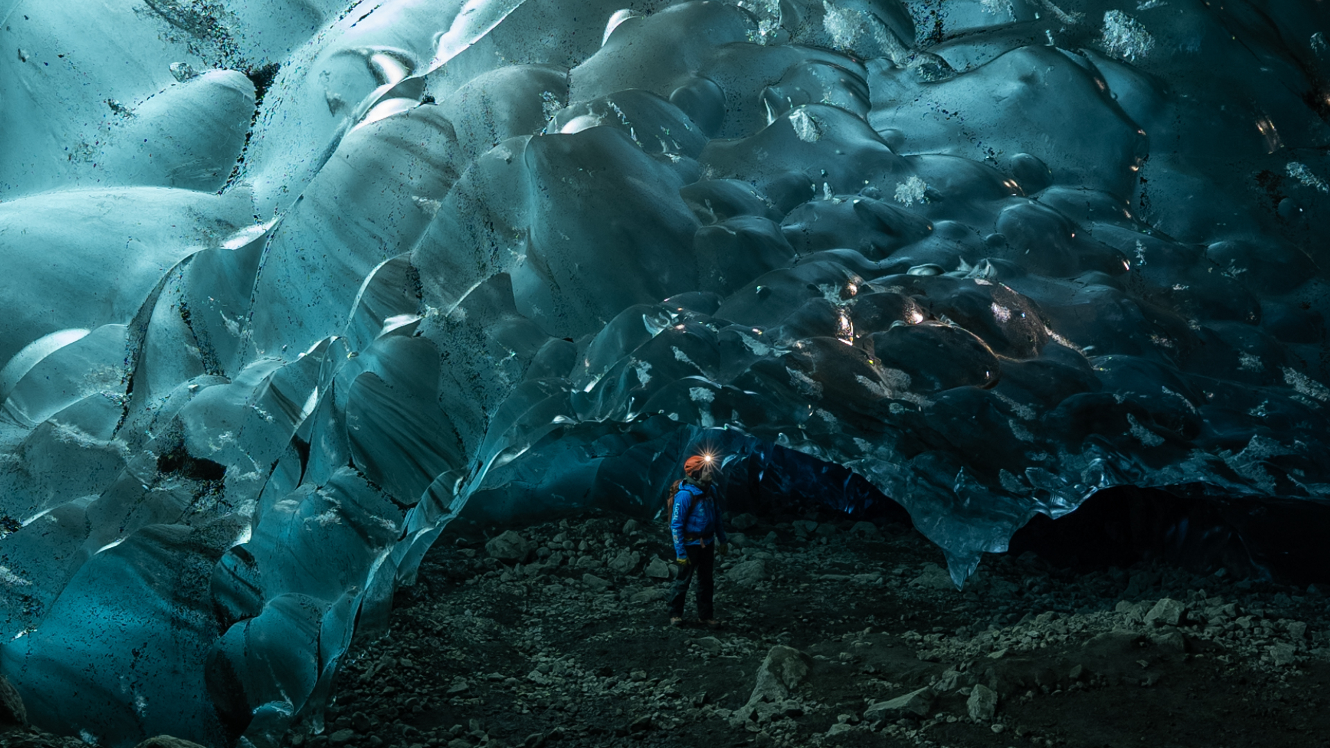 Шагните в потрясающий мир сверкающего синего льда под Ватнайёкюдль