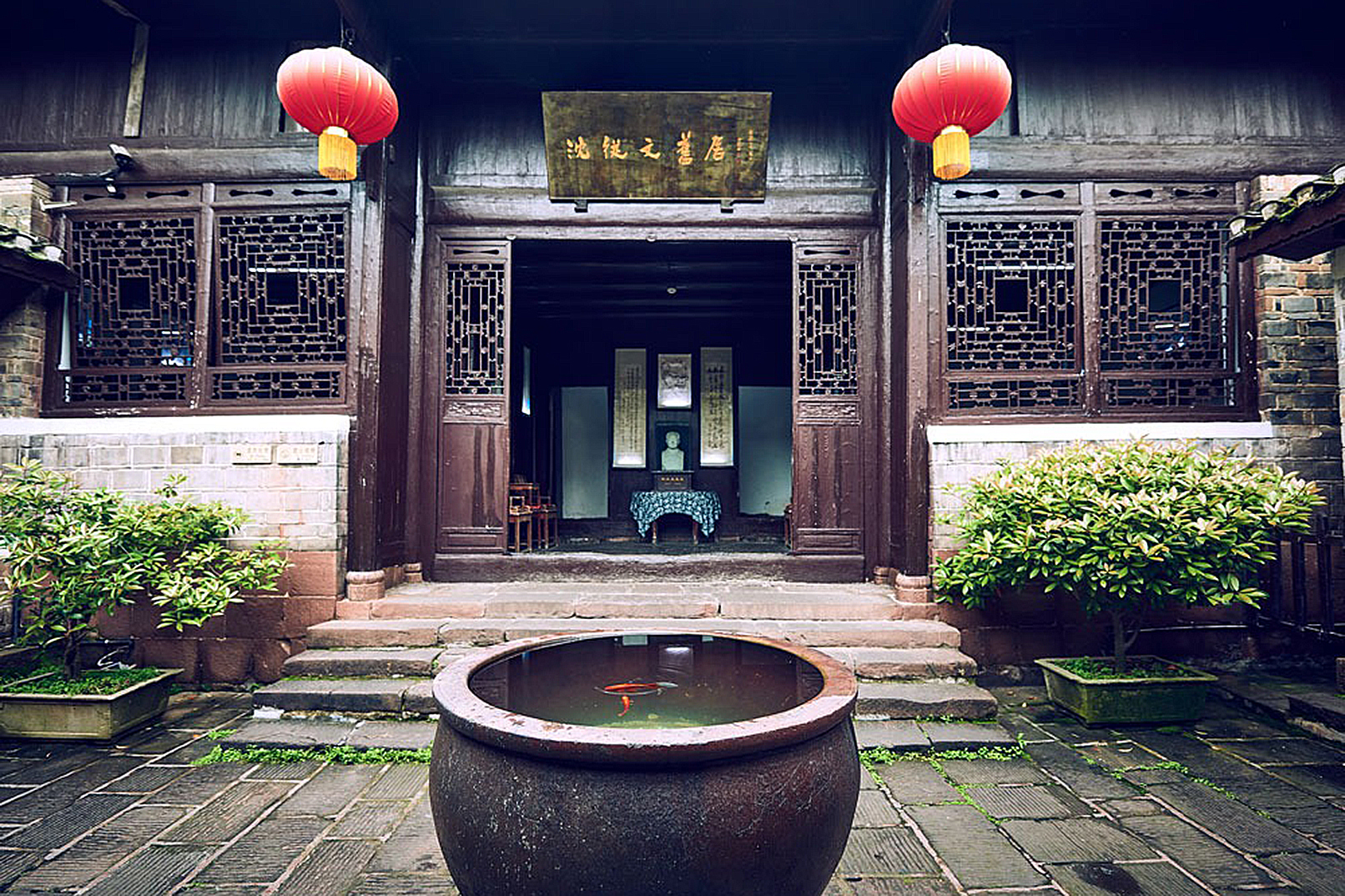 送至張家界西站乘坐08：30分高鐵G6429前往鳳凰古城，司機在高鐵站接您至景區開始遊玩一代文豪沈從文的故居。