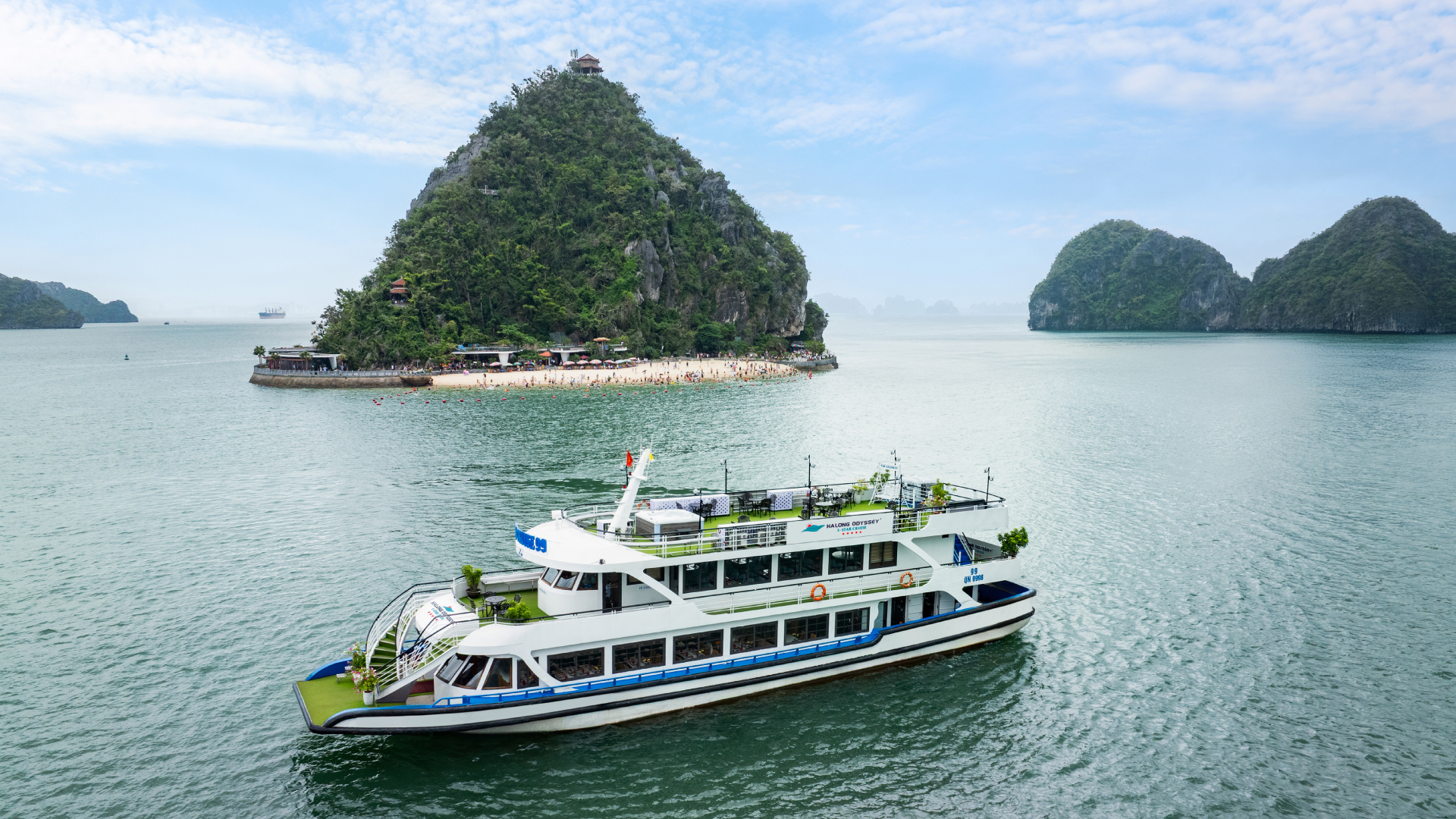 我們的最終目的地是英雄島 (Ti Top Island),您可以在英雄海灘 (Ti Top Beach) 游泳,或登上英雄山 (Ti Top Mountain) 頂峰,將下龍灣的壯麗全景盡收眼底。 我們的最終目的地是英雄島 (Ti Top Island),您可以在英雄海灘 (Ti Top Beach) 游泳,或登上英雄山 (Ti Top Mountain) 頂峰,將下龍灣的壯麗全景盡收眼底。