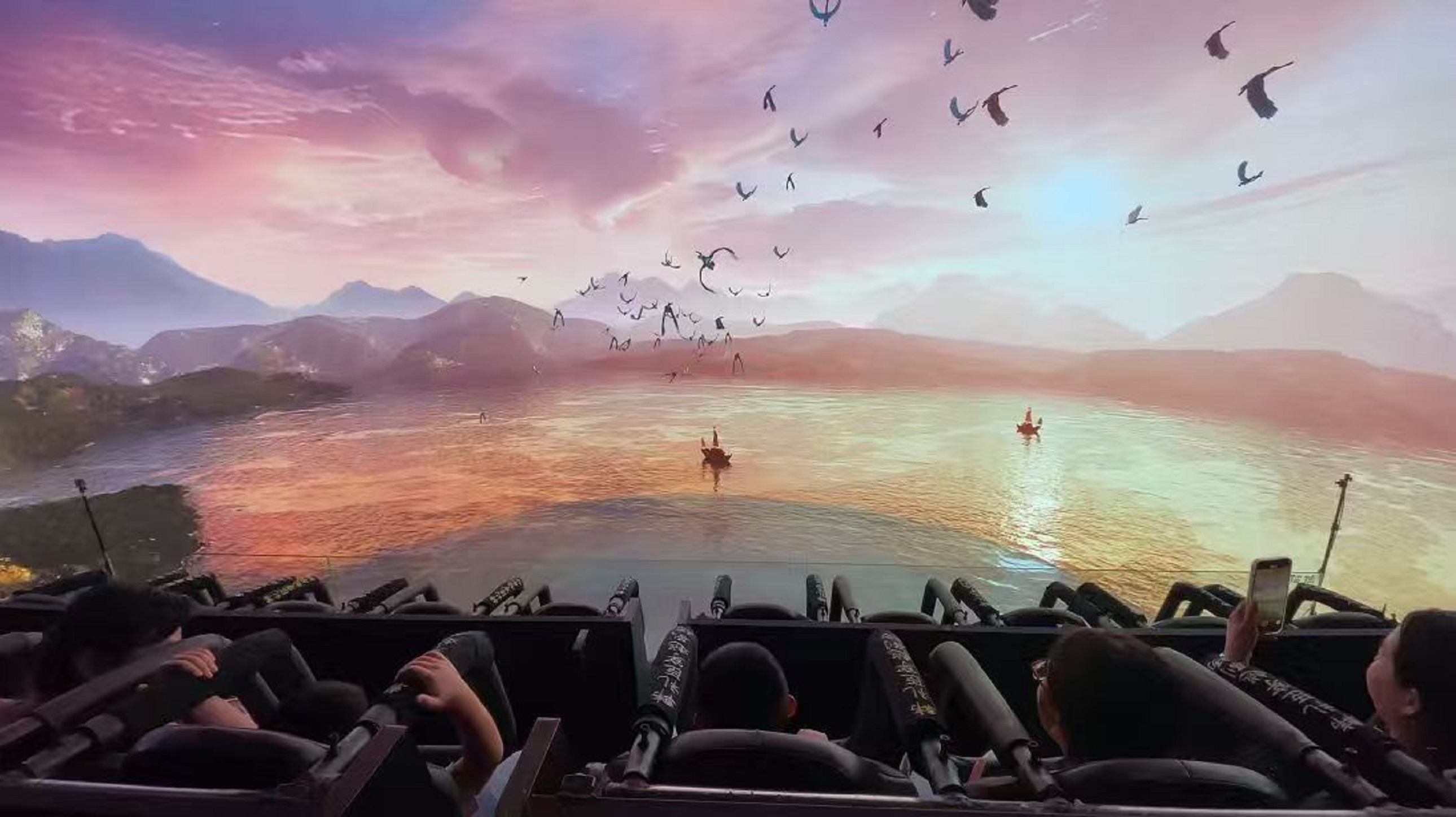 晚霞把天空暈成粉紫,群鳥斜穿過雲幕 晚霞把天空暈成粉紫,群鳥斜穿過雲幕