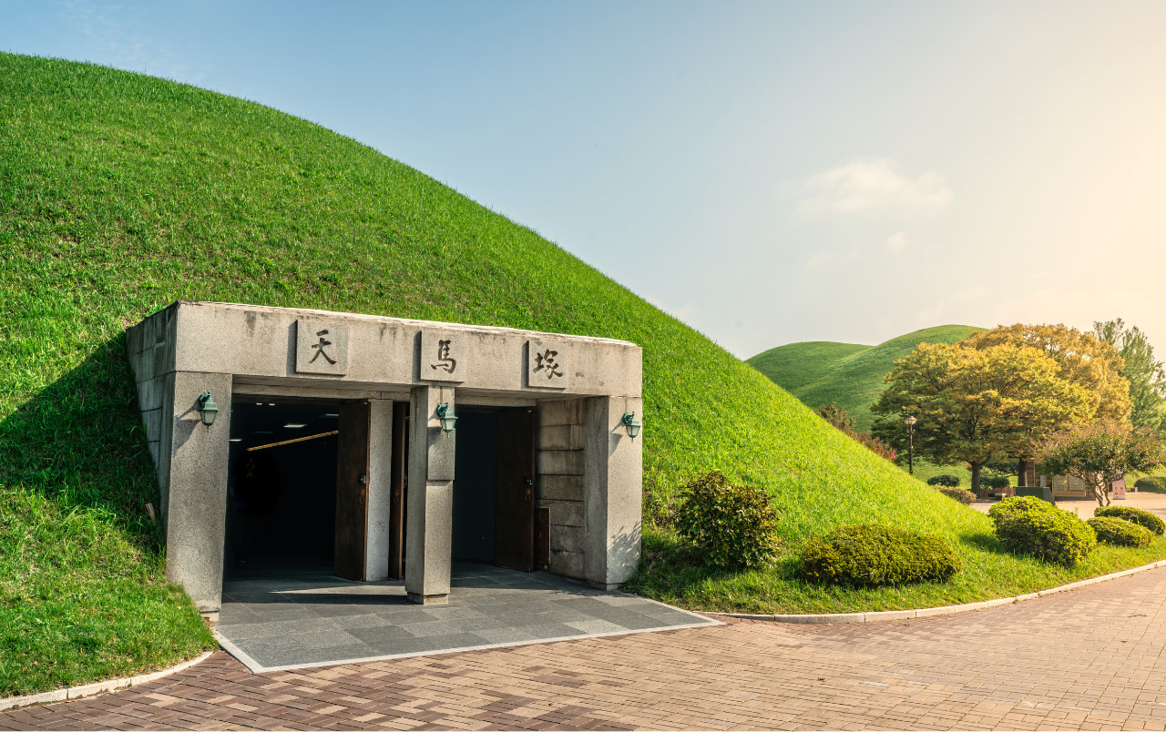 園區內的「天馬塚（Cheonmachong）」更是少數對外開放的王陵之一，旅客可入內參觀出土文物展示。