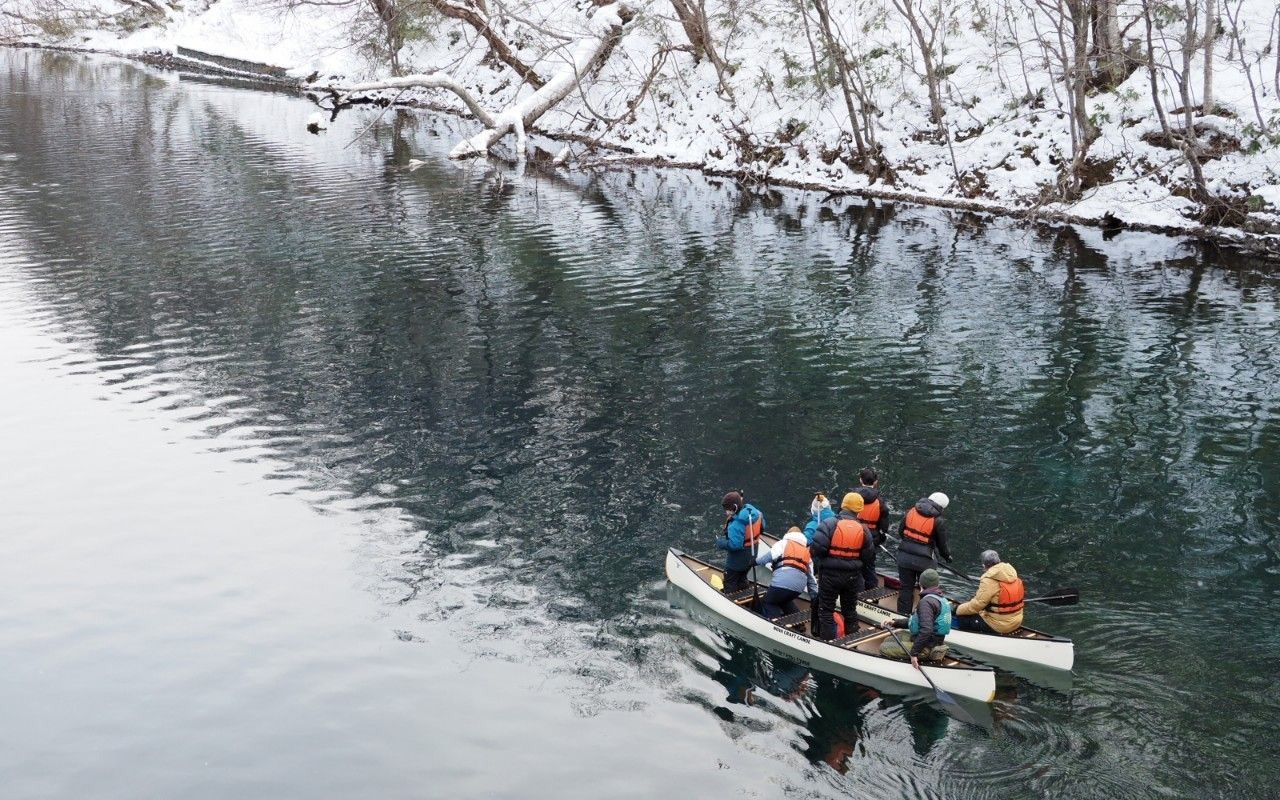 Private canoe experience to enjoy the snow scenery of Lake Shikotsu