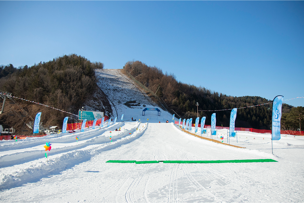 伊利希安江村滑雪場的雪丘 (Snow Hill) 是個充滿樂趣的滑雪橇和玩雪區。這裡非常適合家庭和初學者,提供平緩的斜坡,讓兒童和成人都能安全地享受滑雪樂趣。 伊利希安江村滑雪場的雪丘 (Snow Hill) 是個充滿樂趣的滑雪橇和玩雪區。這裡非常適合家庭和初學者,提供平緩的斜坡,讓兒童和成人都能安全地享受滑雪樂趣。