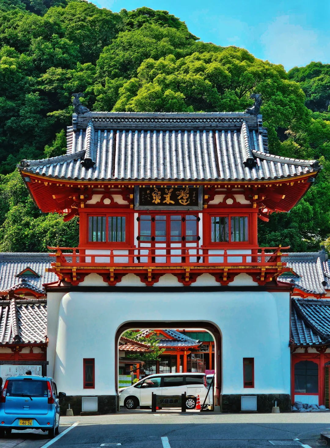The Takeo Onsen Romon Gate is an iconic building designed by Kingo Tatsuno. The vermilion gate stands out against the blue sky, and we recommend taking a photo from a low angle in front of the main gate for a spectacular shot.