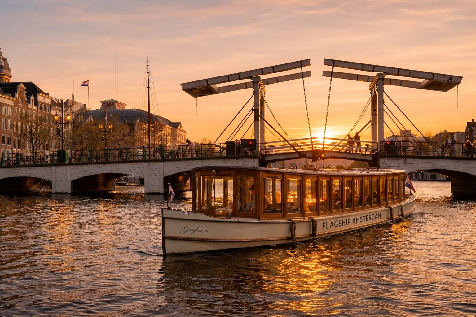 Amsterdam: Luxury Canal Cruise with Unlimited Drinks & Bite option