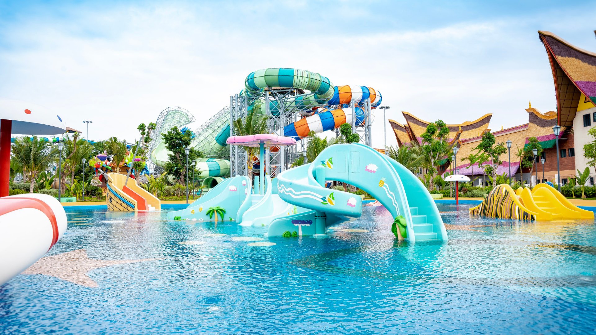 Coral Bay (Children's Games Zone) Young visitors are sure to be thrilled with this whimsical wonderland! Kids can freely play in the Pearl Palace, frolic with fun Sea Monsters, engage in water gun batt