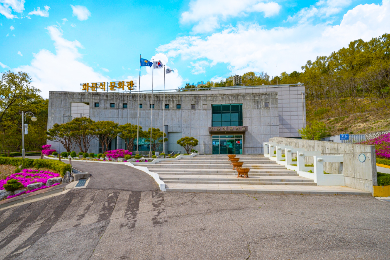 在文化中心，您不僅可以瞭解這種傳統工藝的歷史和技術，還可以親手嘗試編織。無論您是製作小飾品、杯墊還是裝飾品，這都是帶回一件獨一無二的