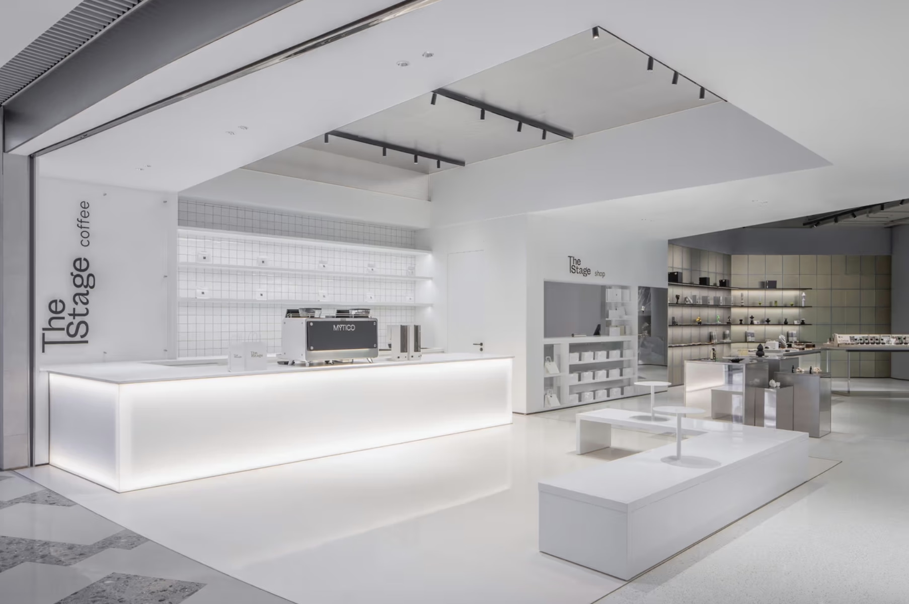 旅程之外,The Stage 同時開設了自營買手店 The Stage Shop 與精選咖啡店 The Stage Coffee,將體驗延續至日常 旅程之外,The Stage 同時開設了自營買手店 The Stage Shop 與精選咖啡店 The Stage Coffee,將體驗延續至日常