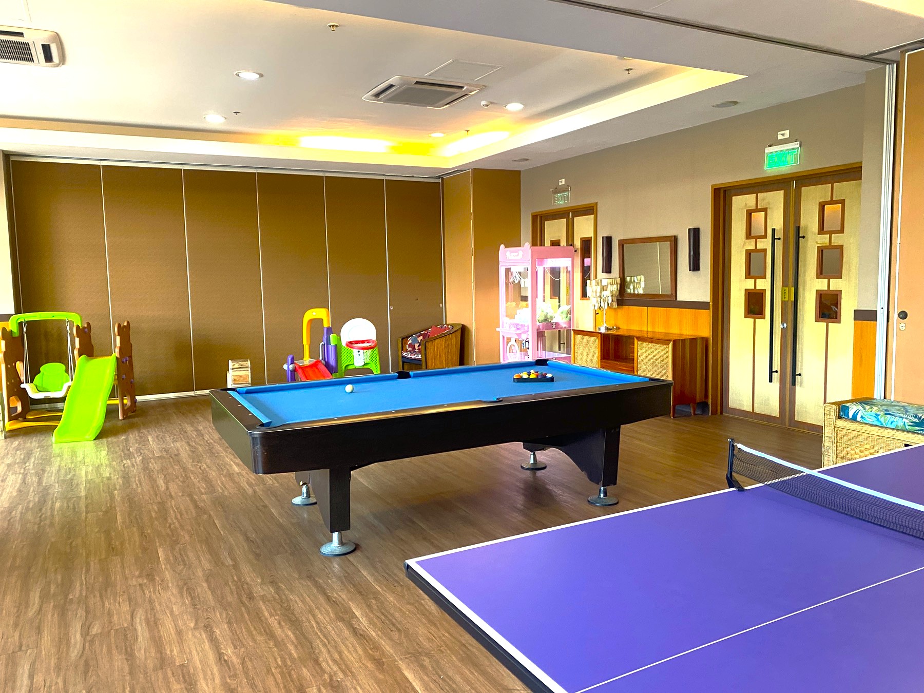 讓孩子們在遊樂場盡情玩耍，大人們則可以在遊戲室裡打一輪臺球
