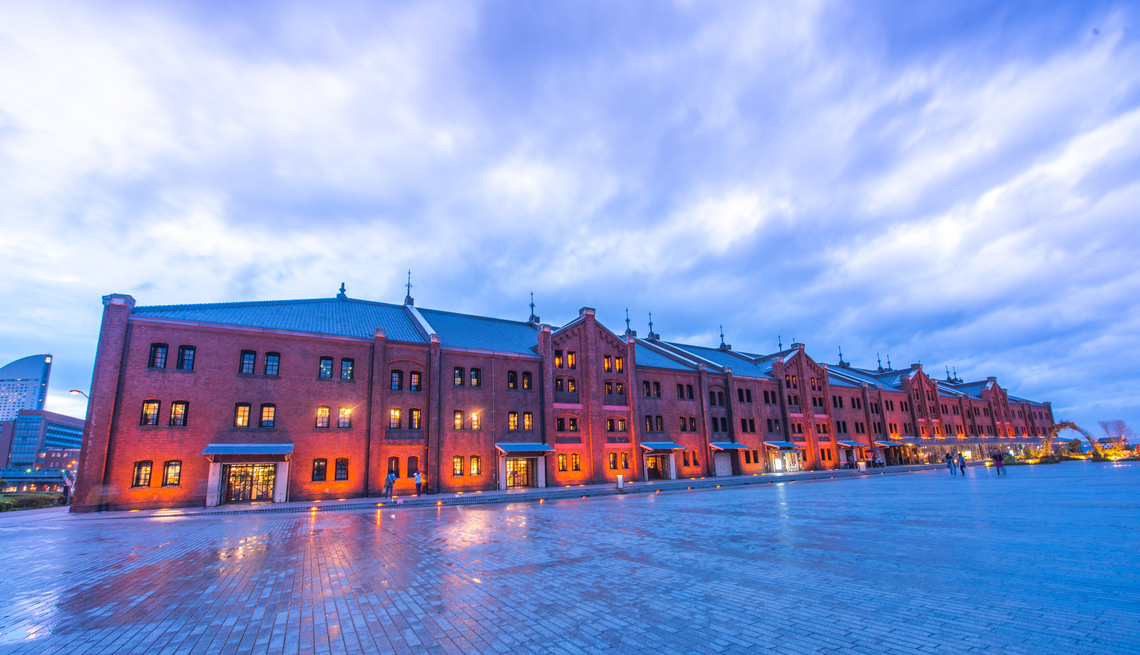 橫濱紅磚倉庫(Yokohama Red Brick Warehouse)
歷史悠久的紅磚建築結合文創商店、咖啡廳與季節限定活動,是橫濱最具代表性的地標之一。
夜幕降臨後燈光映照在紅磚外牆上,更展現迷人的浪漫氛圍,非常適合散步與拍照。 橫濱紅磚倉庫(Yokohama Red Brick Warehouse)
歷史悠久的紅磚建築結合文創商店、咖啡廳與季節限定活動,是橫濱最具代表性的地標之一。
夜幕降臨後燈光映照在紅磚外牆上,更展現迷人的浪漫氛圍,非常適合散步與拍照。