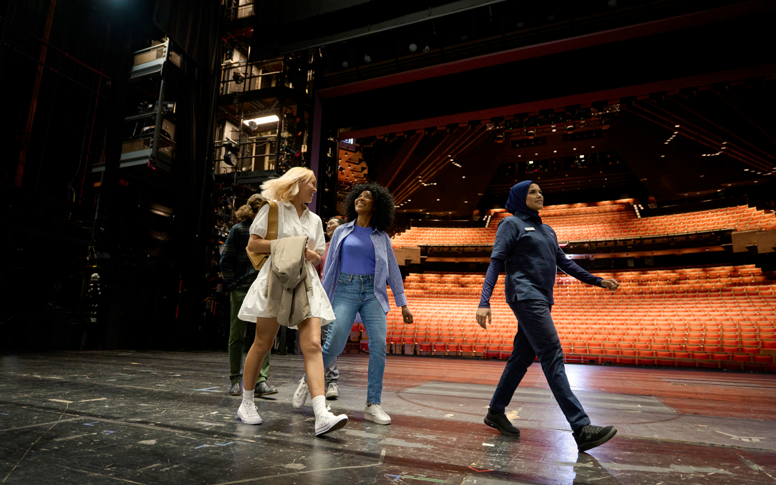 深入雪梨歌劇院,探索帆船之外的精彩,揭開後台排練、道具和表演魔法的神秘面紗。 深入雪梨歌劇院,探索帆船之外的精彩,揭開後台排練、道具和表演魔法的神秘面紗。