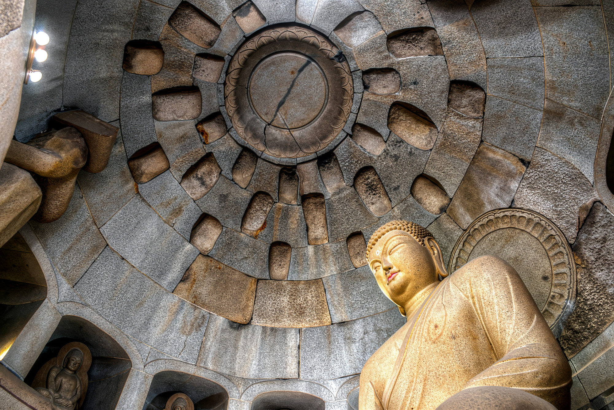 這座石窟以其精密的建築設計，以及自然與人類工藝和諧共存所營造出的靈性氛圍而聞名。