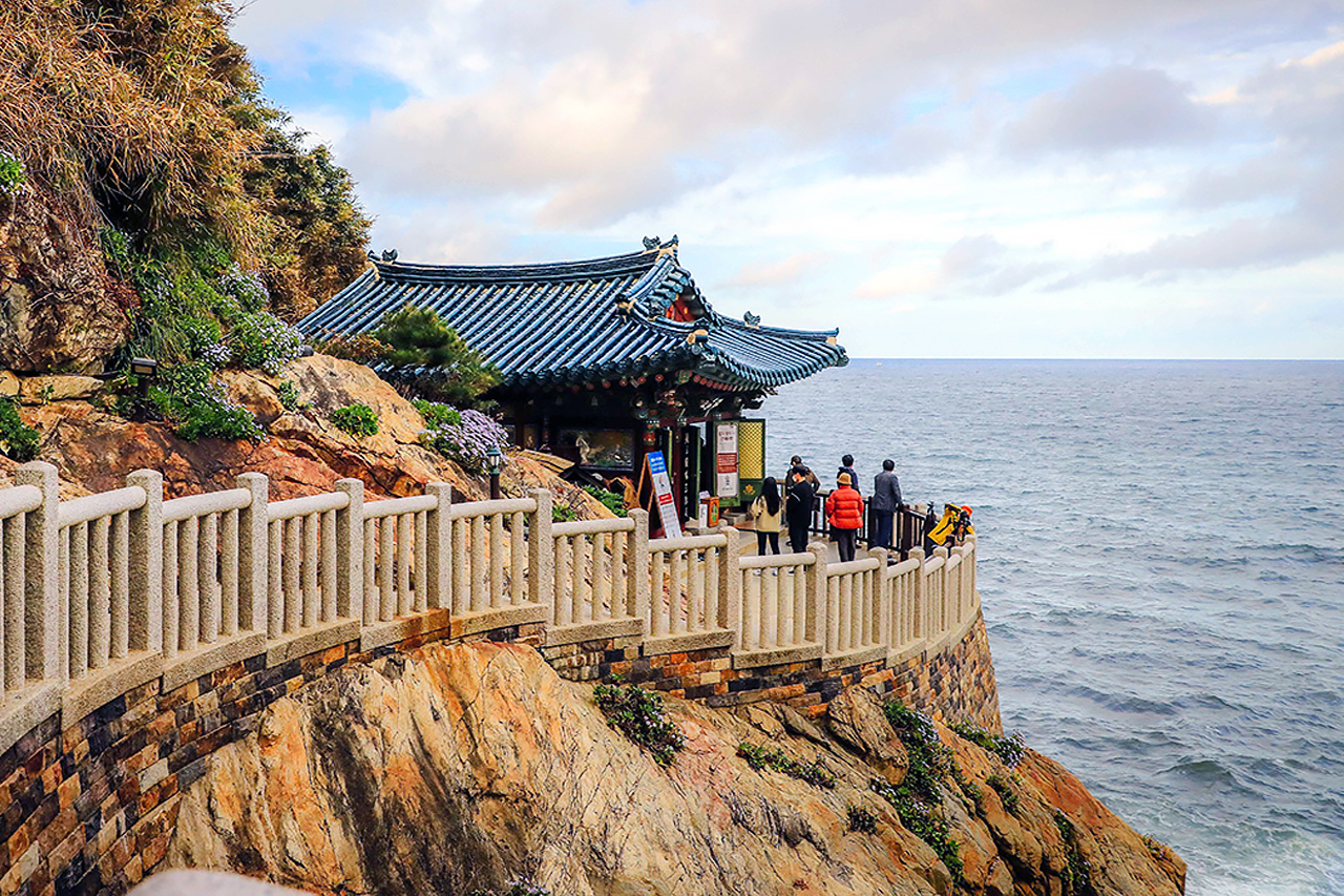 🍁❄️秋天,金色的樹葉將大海和寺廟殿堂裝點得如明信片般美麗。 🍁❄️秋天,金色的樹葉將大海和寺廟殿堂裝點得如明信片般美麗。