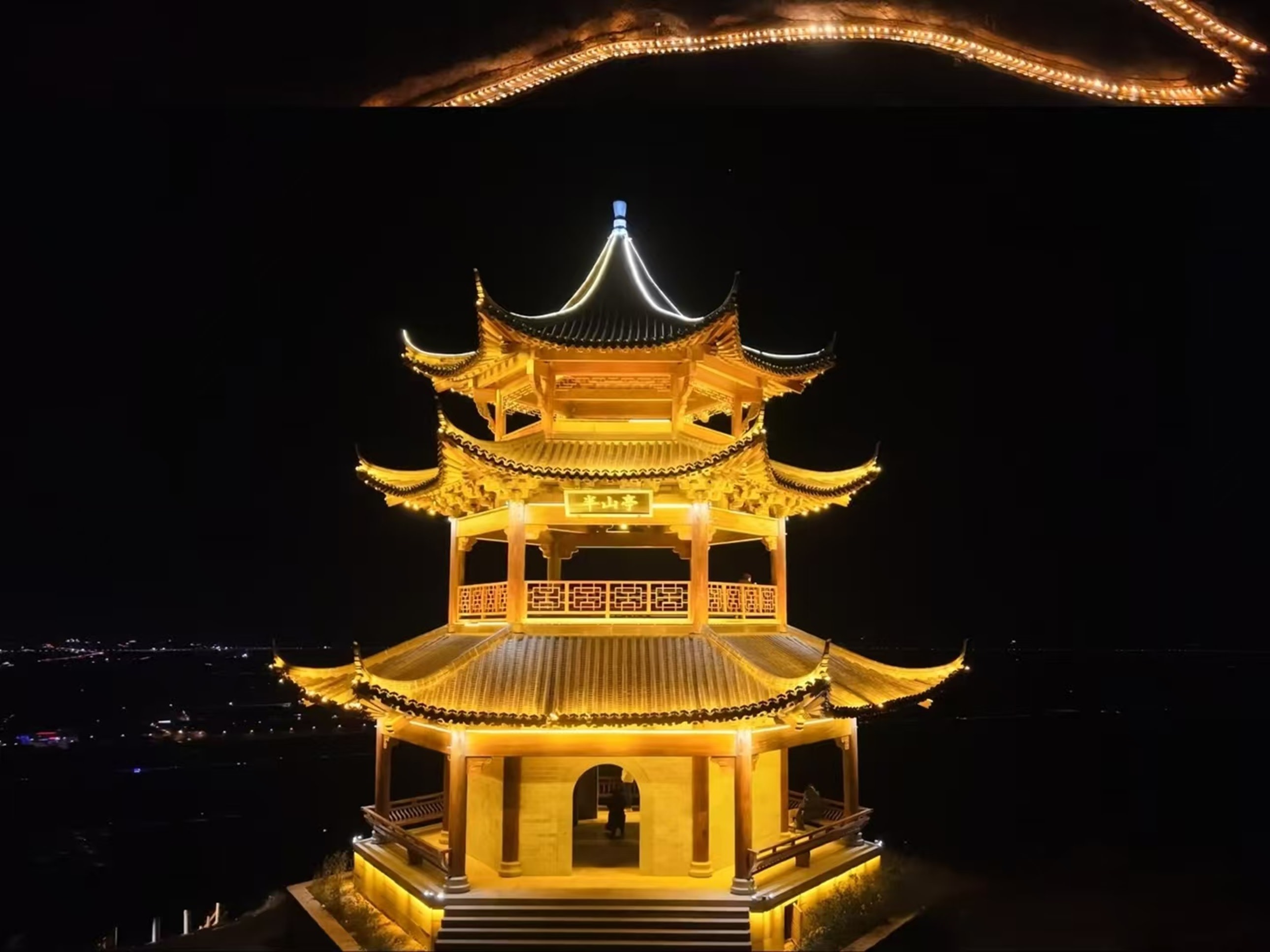 半山亭始建於齊梁年間(480-557年)，清代改亭為觀，取名玄都觀。觀內有宋徽宗趙佶題的"天下名山”匾額