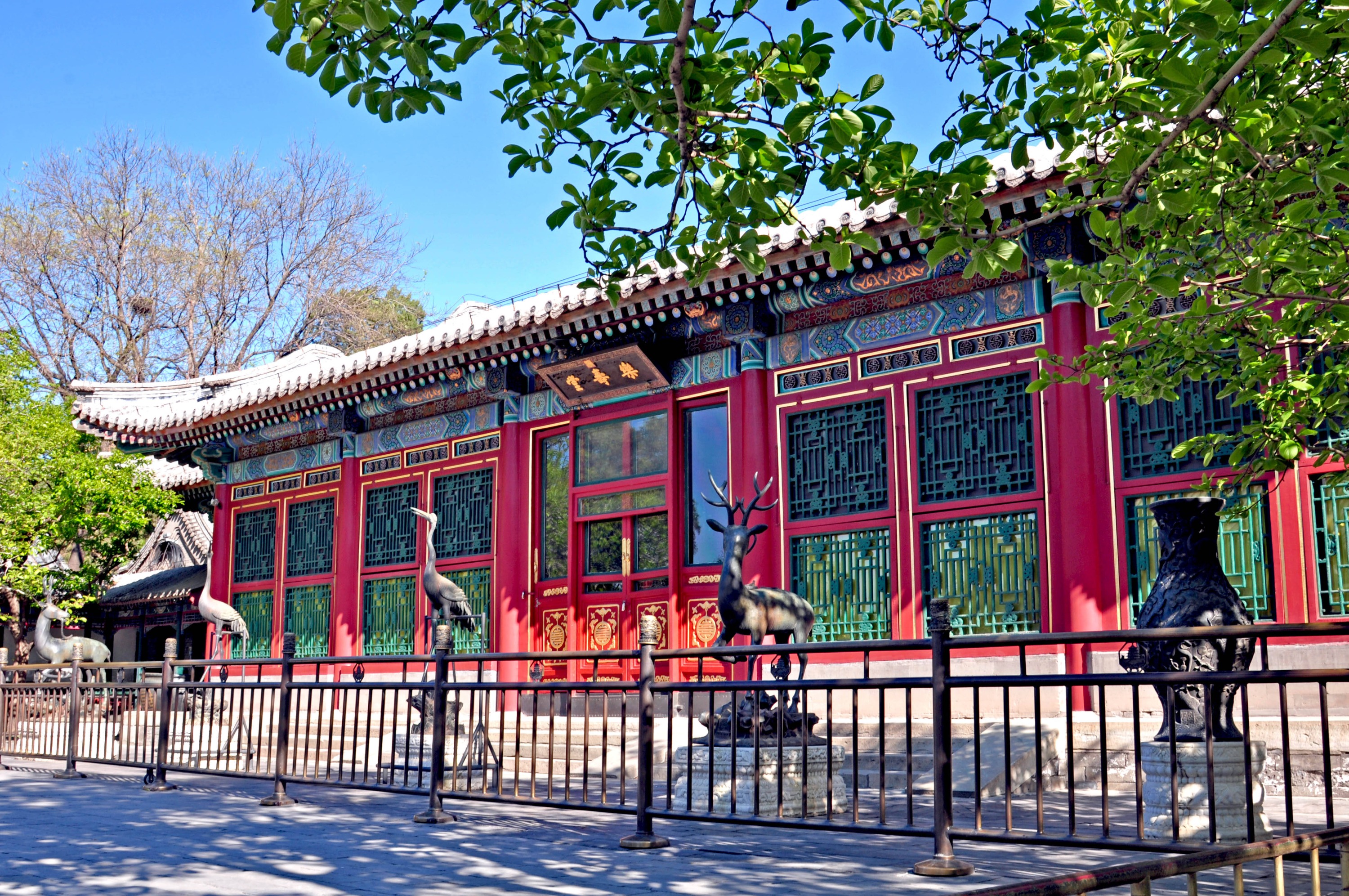 The Summer Palace is considered one of the most beautiful gardens in China. Stroll around the courtyards and halls with your tour guide.During this tour you will visit the most important courtyards and halls of the Summer Palace.