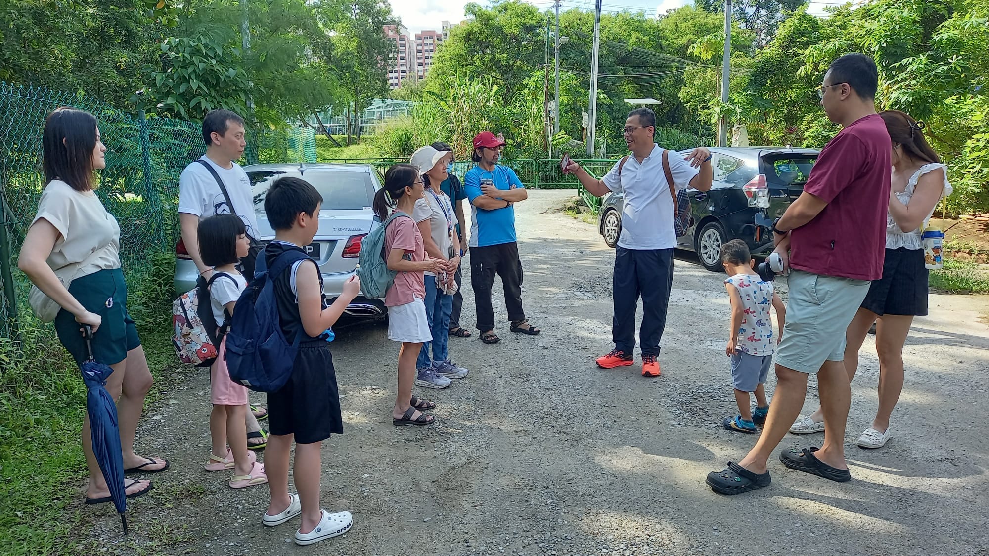 導遊將與參與者互動，分享甘榜羅弄萬國 (Kampong Lorong Buangkok) 的故事與歷史。