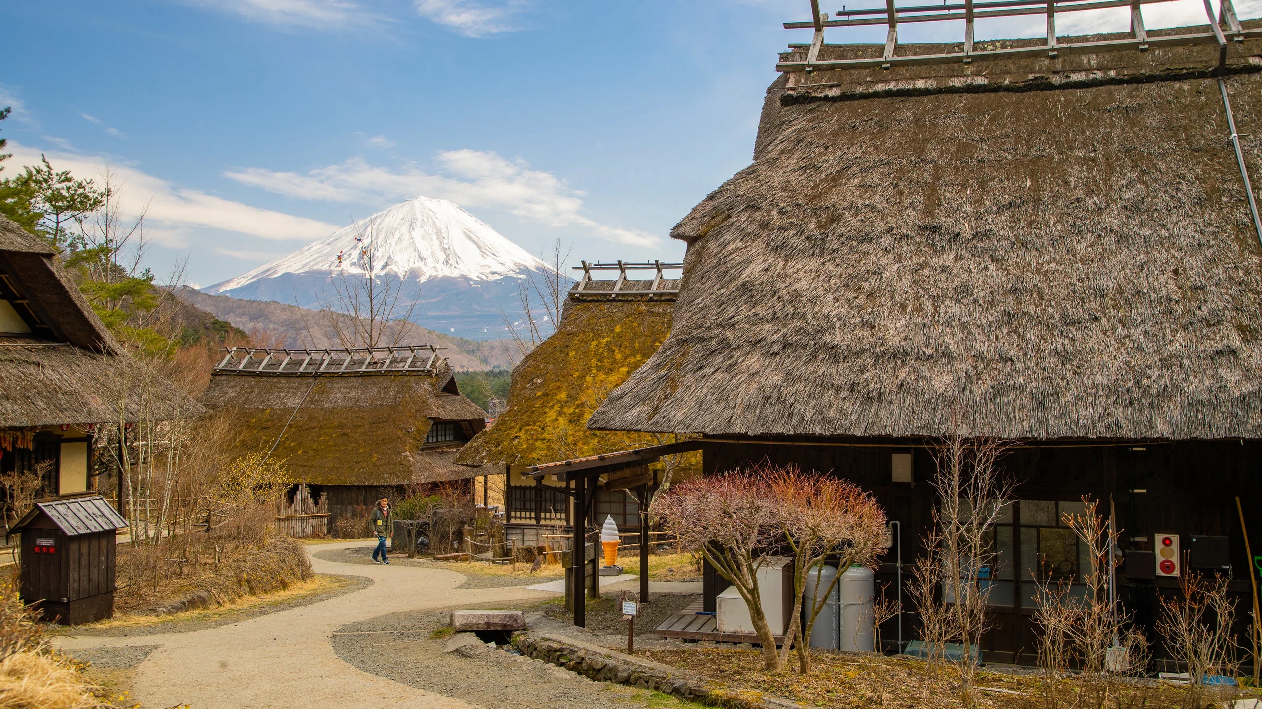 West Lake Healing Village, located at the northeast end of West Lake, consists of more than 20 traditional thatched-roof houses. After renovation, it has been transformed into a restaurant, souvenir shop, museum and art space. Explore the Healing Village 