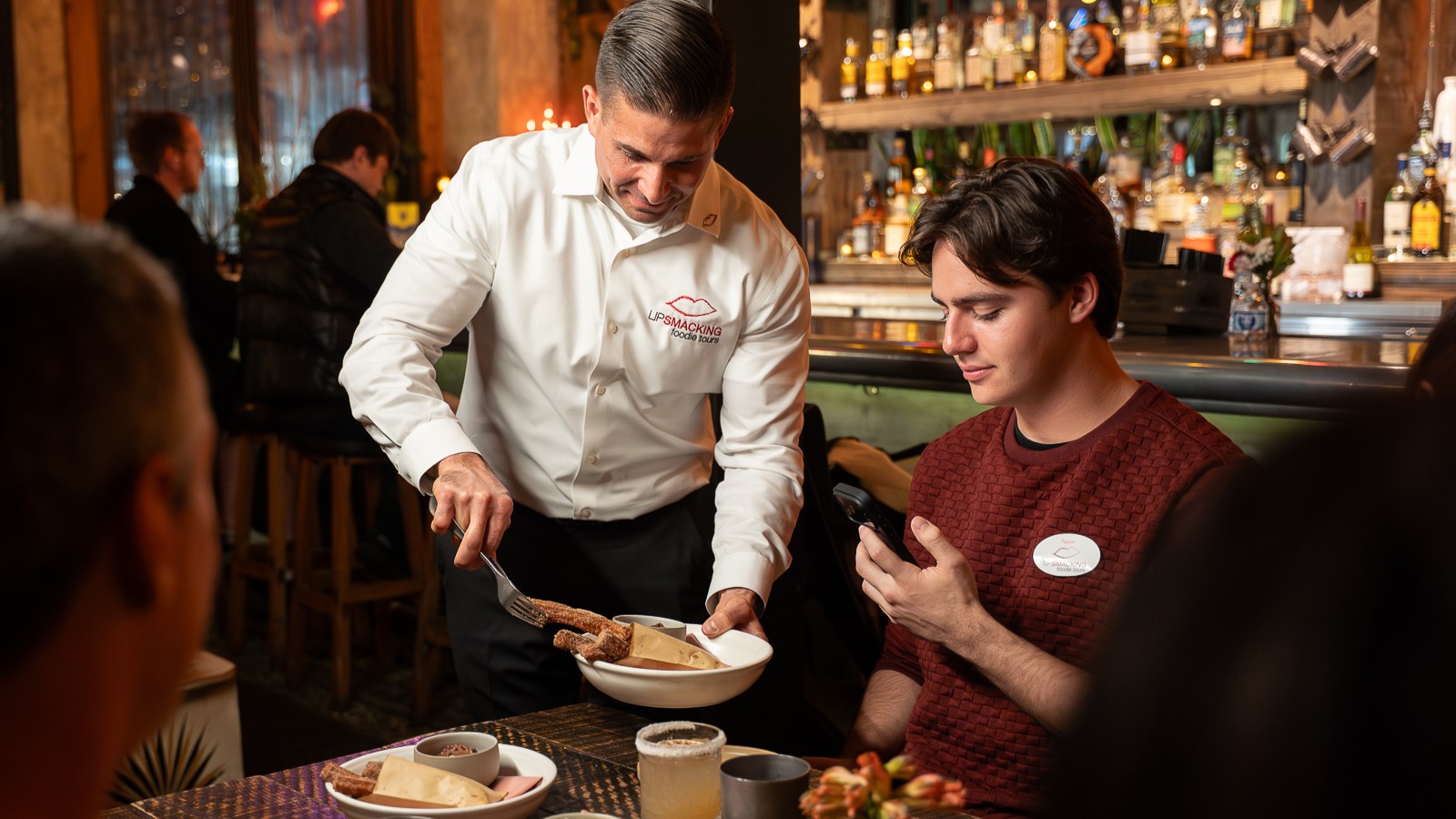 在拉斯維加斯市中心，盡享奢華美食體驗，品嚐招牌菜餚與共享餐點。