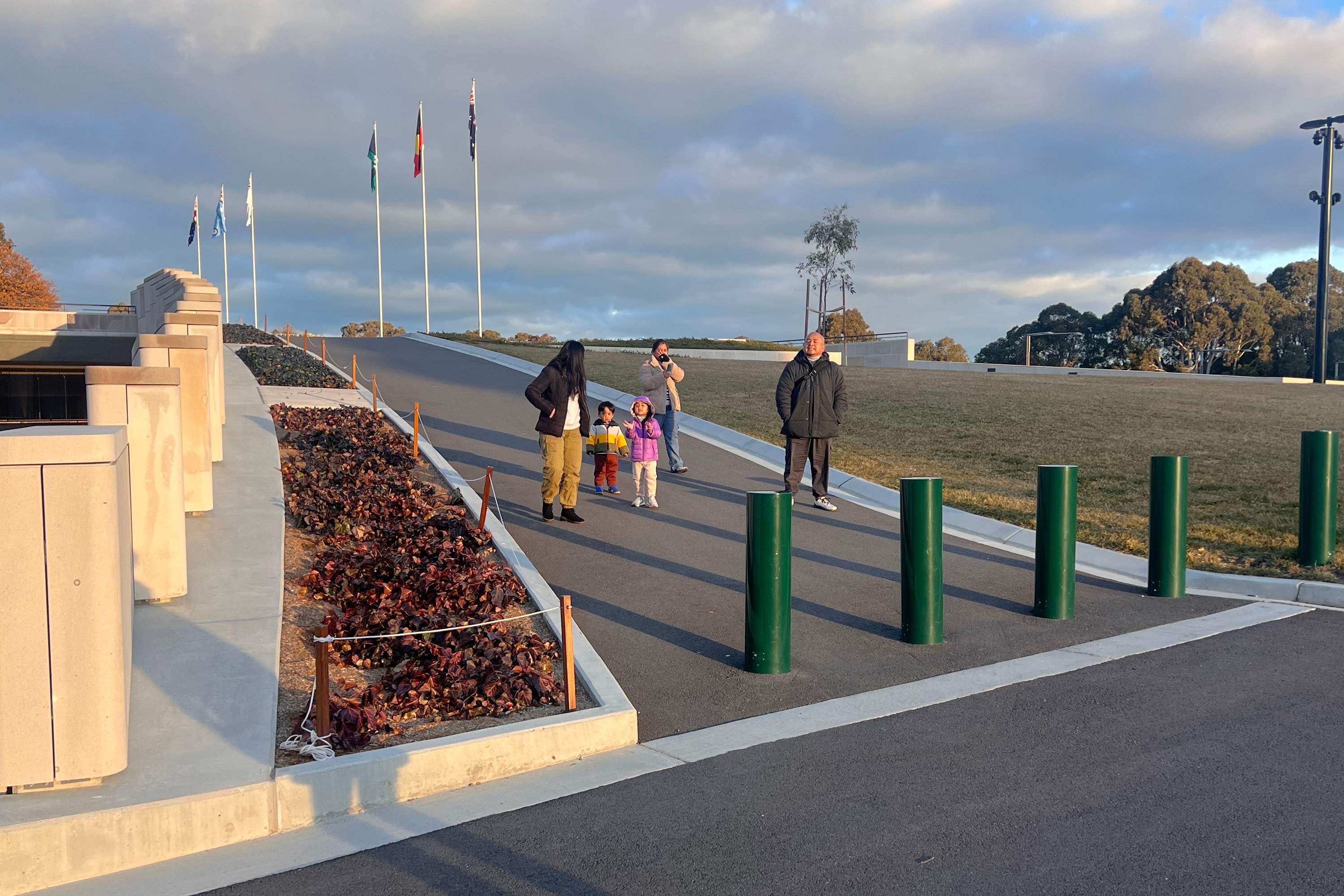 跟隨您的導遊，沿著旗幟林立的小徑，前往堪培拉（Canberra）標誌性的國家地標和故事