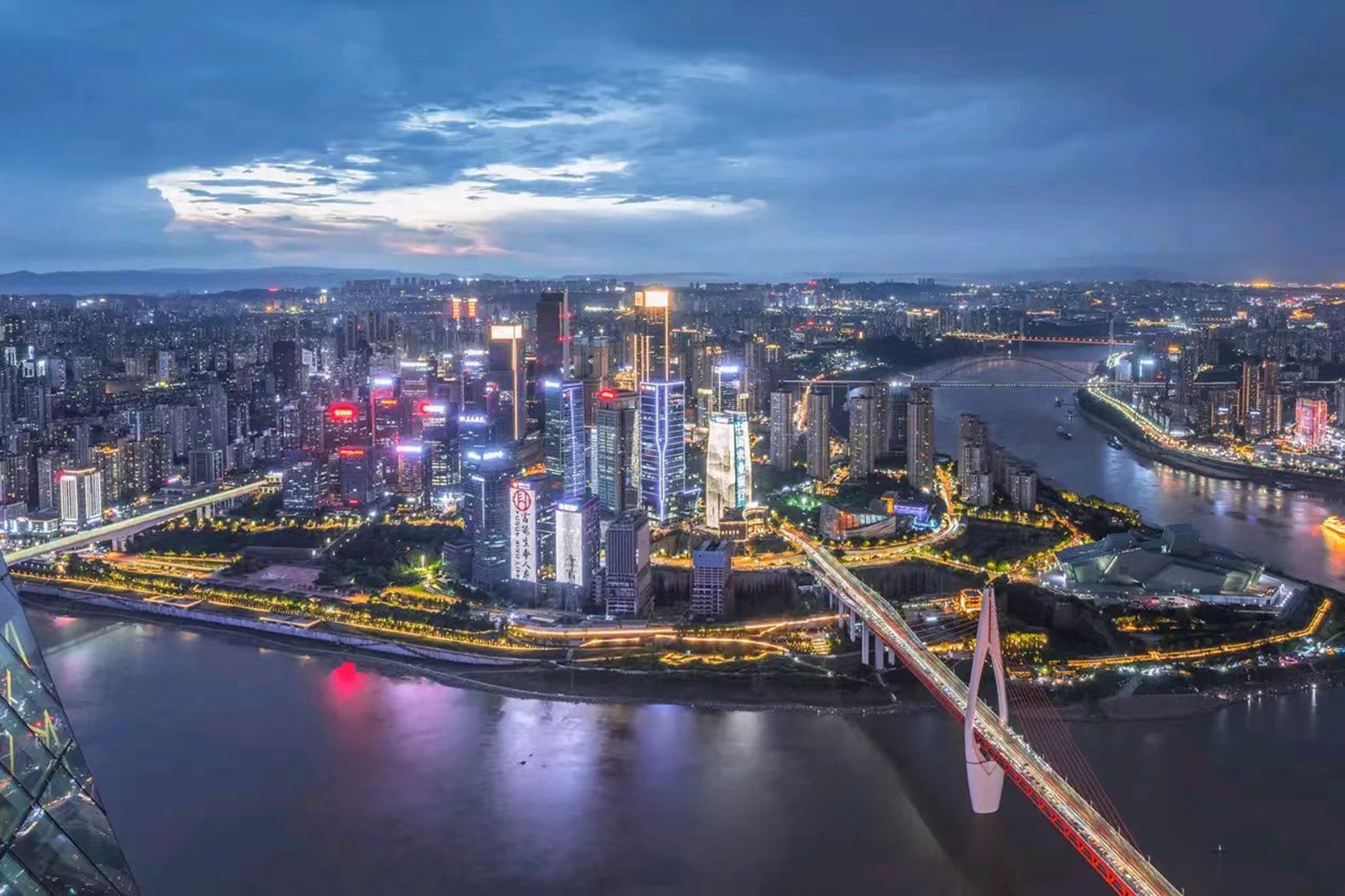夜晚,重慶城霓虹閃爍,跨江大橋如彩虹臥波,江景與城景交融,璀璨奪目 夜晚,重慶城霓虹閃爍,跨江大橋如彩虹臥波,江景與城景交融,璀璨奪目