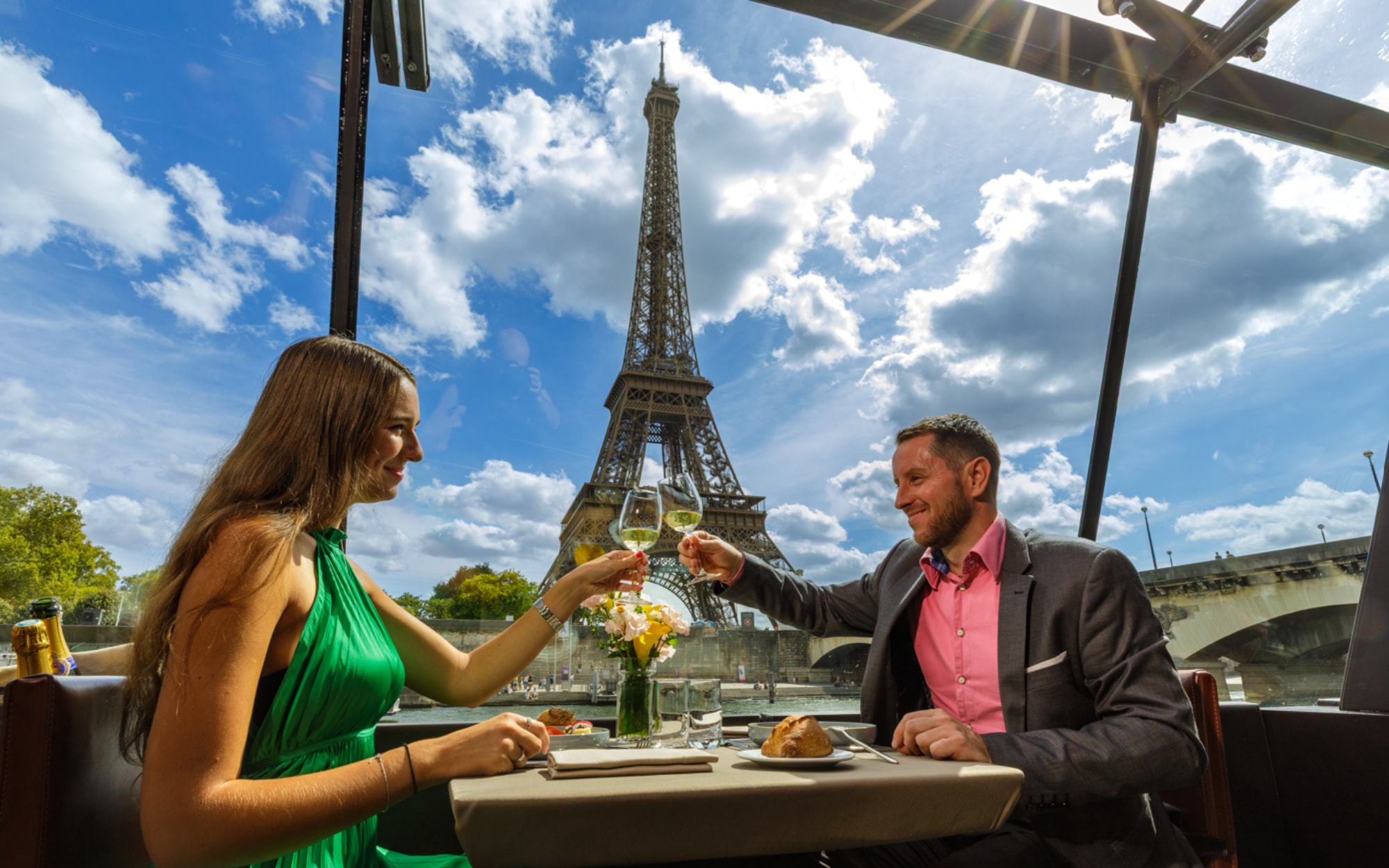 一對情侶在巴黎的屋頂露台上享用浪漫晚餐,背景是艾菲爾鐵塔,在市中心打造優雅難忘的用餐體驗。 一對情侶在巴黎的屋頂露台上享用浪漫晚餐,背景是艾菲爾鐵塔,在市中心打造優雅難忘的用餐體驗。