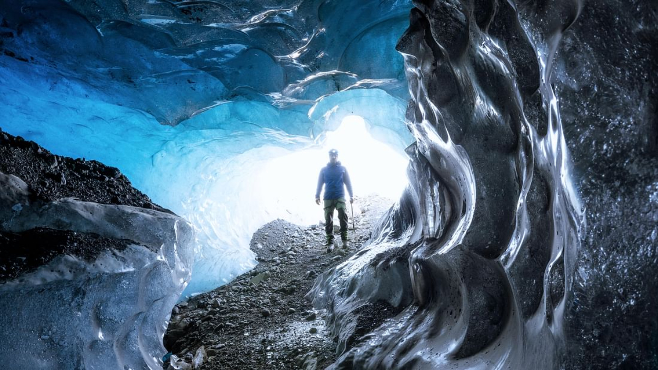 Blue ice cave & glacier hike in Skaftafell 