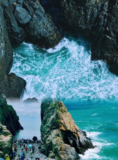 仙人井,腳底下是歷經滄桑的石頭,個個圓滑如鵝蛋,潮漲潮落,海侵海蝕,鑄就了平潭島古代和現代海蝕地貌並存,險趣自然的景觀。傳說此處有一口仙人井,井深超過47米,井口直徑超過50米,井中水猶如兩條蛟龍撲騰,噴起簇簇白色浪花。井裡發出呼嘯聲,響徹雲霄。坊間流傳的“龍宮奏樂”、“海怪出沒”、“峭壁無瑕”等傳說為仙人井增添了一層神秘色彩。 仙人井,腳底下是歷經滄桑的石頭,個個圓滑如鵝蛋,潮漲潮落,海侵海蝕,鑄就了平潭島古代和現代海蝕地貌並存,險趣自然的景觀。傳說此處有一口仙人井,井深超過47米,井口直徑超過50米,井中水猶如兩條蛟龍撲騰,噴起簇簇白色浪花。井裡發出呼嘯聲,響徹雲霄。坊間流傳的“龍宮奏樂”、“海怪出沒”、“峭壁無瑕”等傳說為仙人井增添了一層神秘色彩。