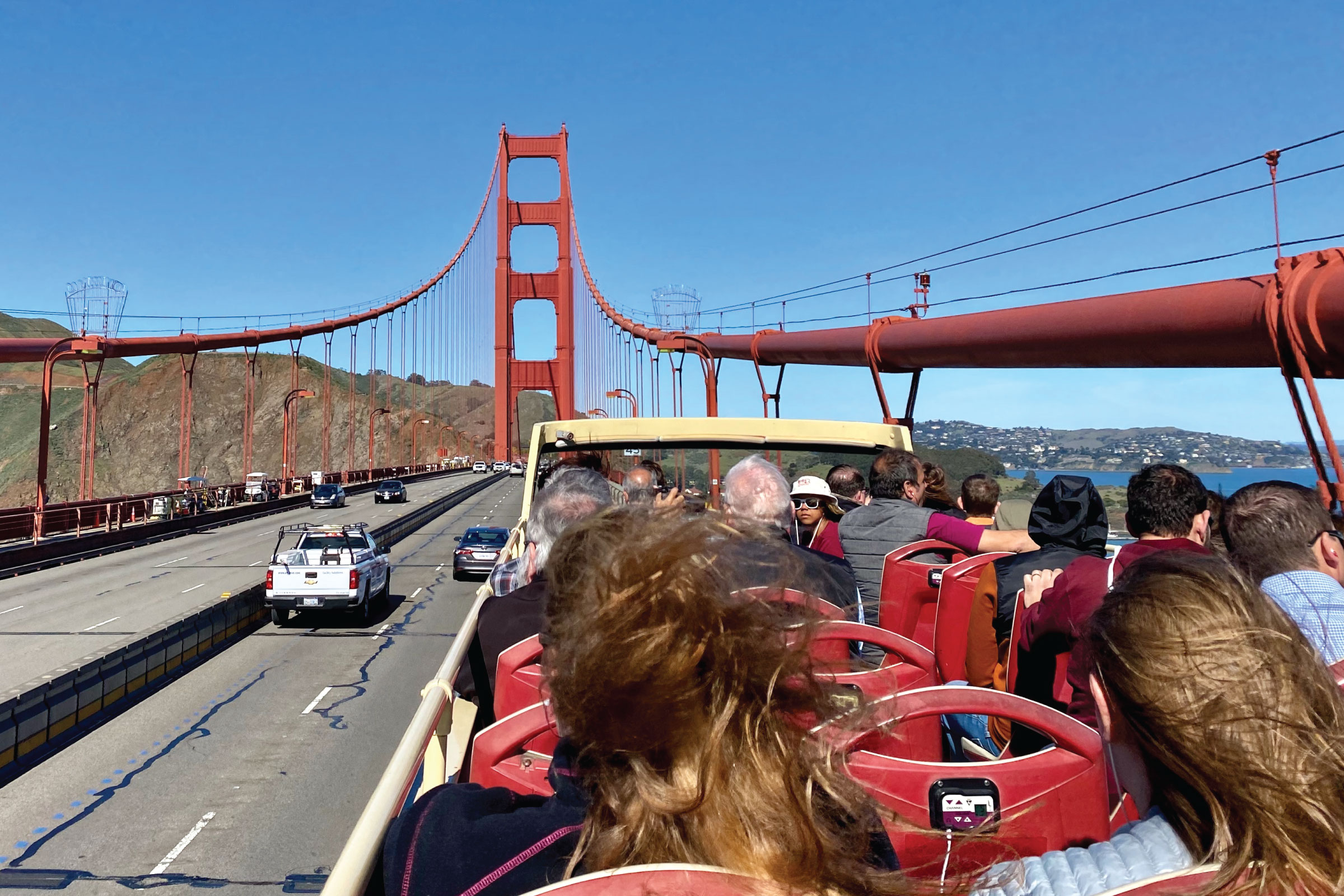 在行經著名的金門大橋時，捕捉令人驚豔的美麗照片