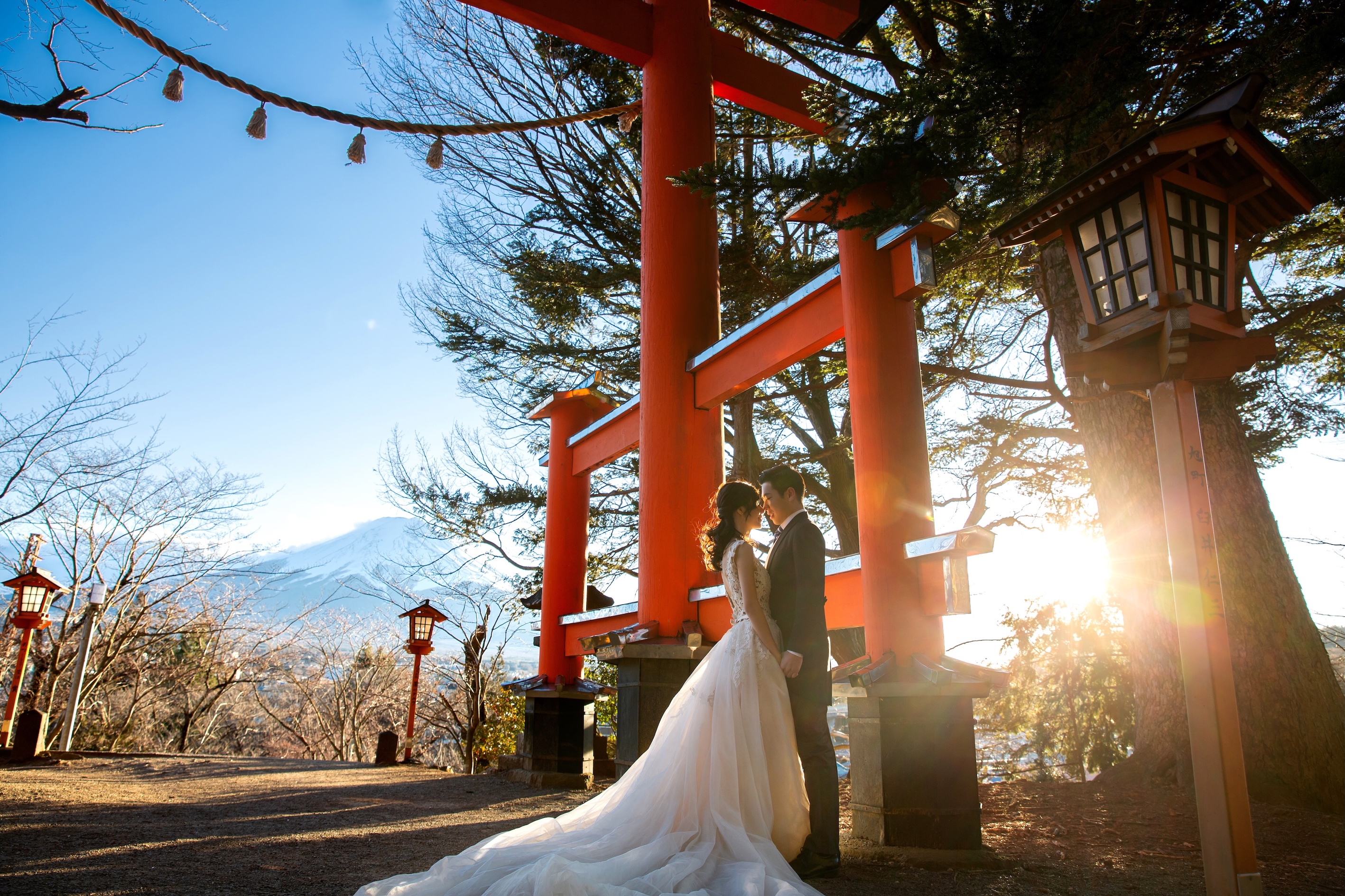 淺見神社：在山的高處富士山的美景盡收眼底，神社和富士山充滿日式元素，婚紗和和服都很合適