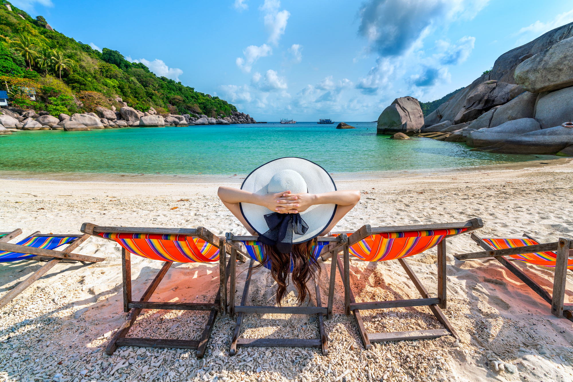 在楠府 (Koh Nang Yuan) 潔白無瑕的沙灘和碧綠海水中放鬆身心，盡情暢泳。