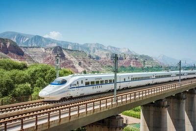 清晨，您可自由前往成都東站，搭乘最新開通的高速列車，僅需約1.5小時即可輕鬆抵達黃龍九寨站。列車飛馳，窗外風景如畫，旅途從此不再漫長。出站口，我們的司機已等候多時，將熱情迎接您的到來，開啟一段難忘的九寨之旅。如您自行購票，建議選擇08:30前抵達的班次，確保行程順暢銜接。