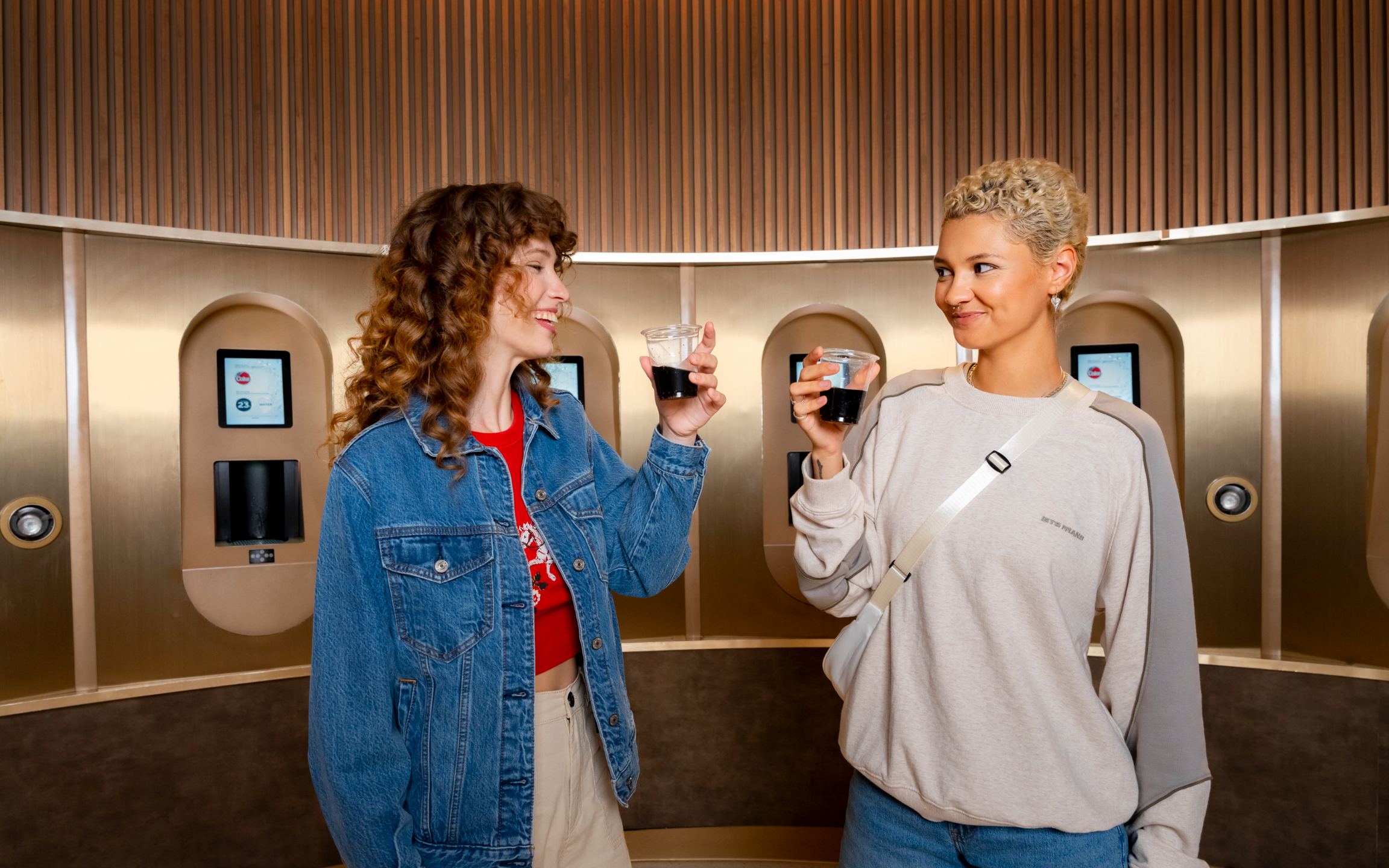 在沉浸式品鑑體驗中，品嚐來自世界各地的清爽可口可樂風味