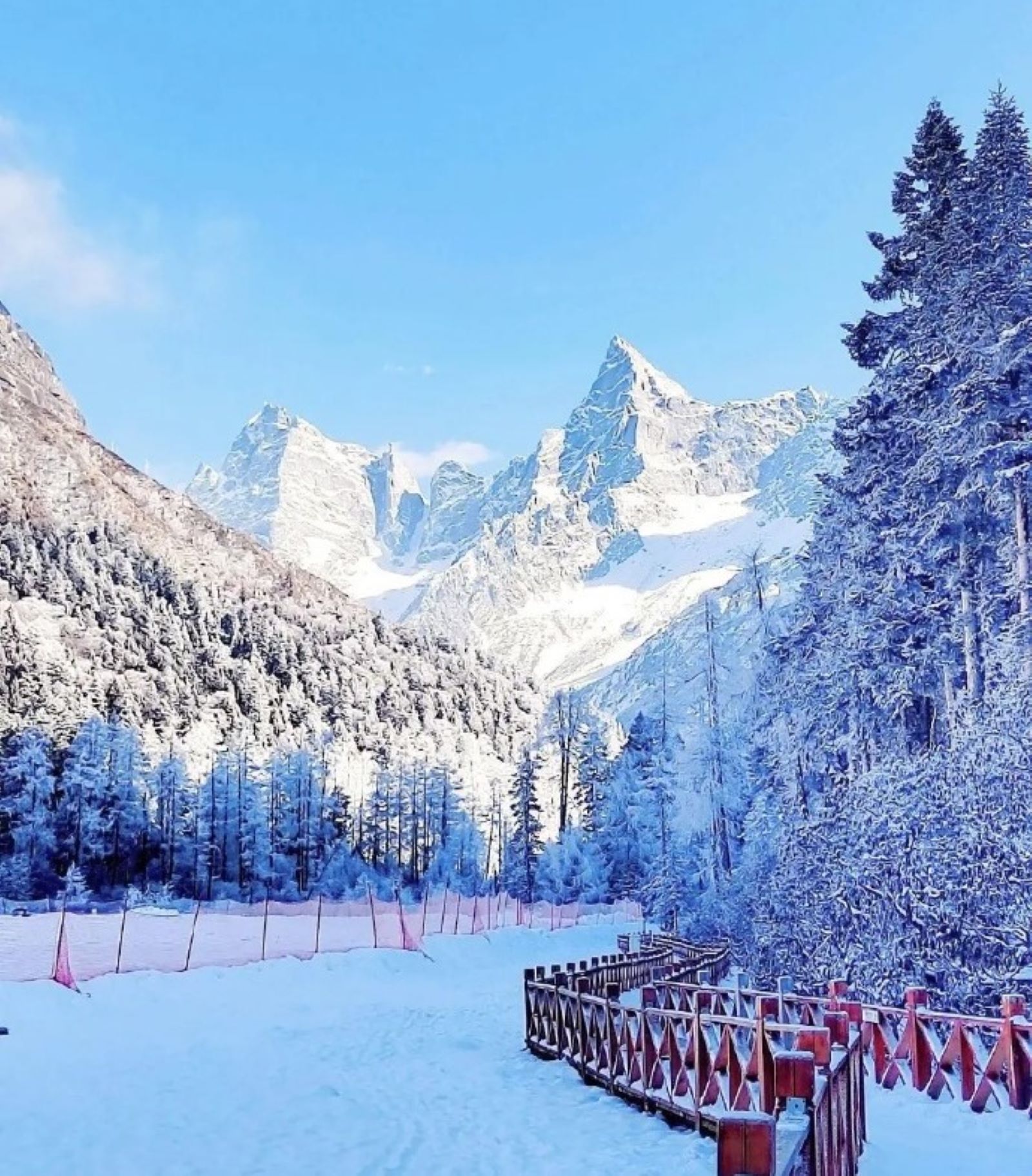 四川畢棚溝&達古冰川2 日純玩（冰雪瀑布+現代冰川+雪景湖泊+特色美食西羌農家宴、石板燒+贈送精修旅拍照+成都往返）