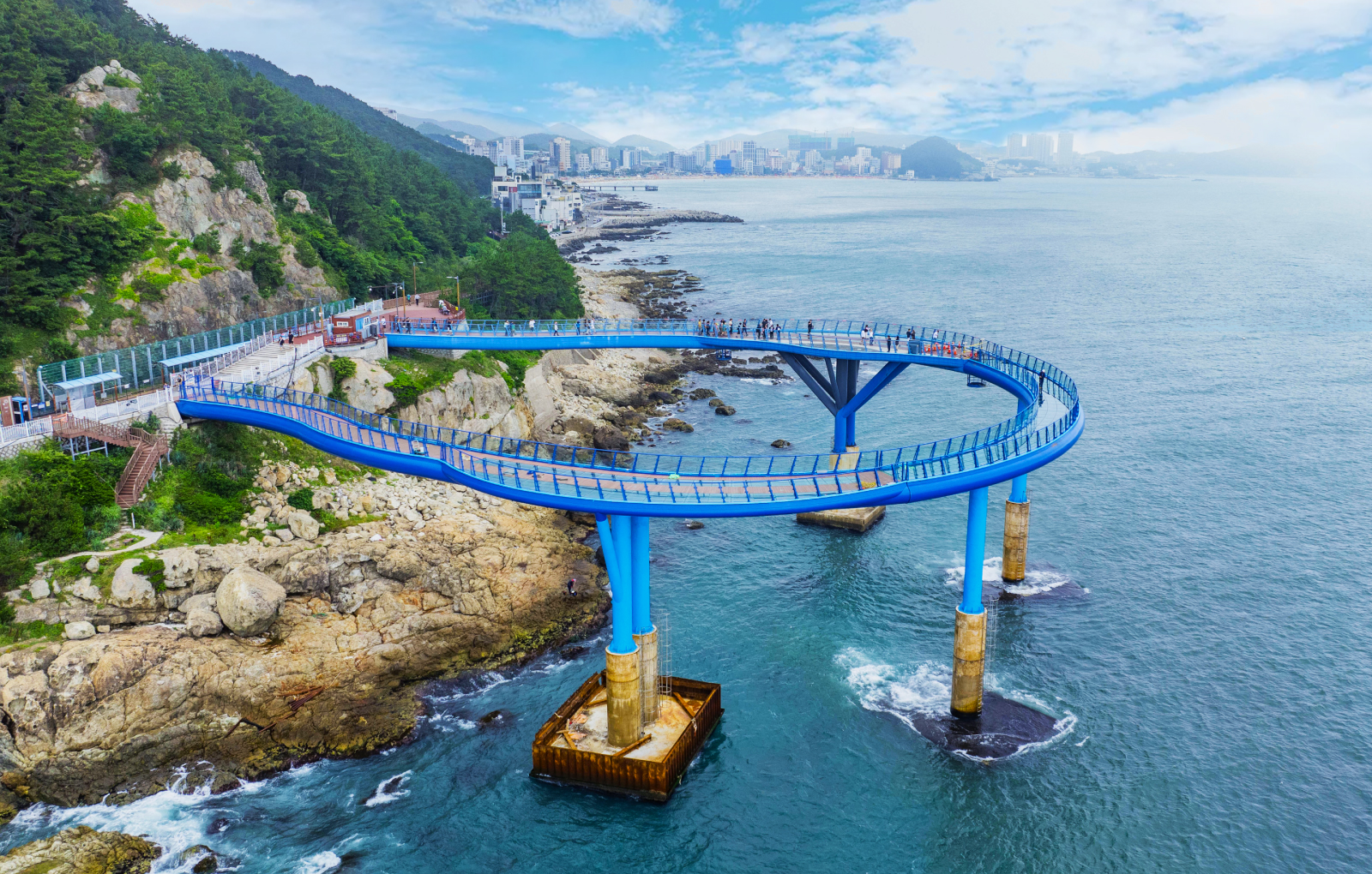 青沙浦天空步道為您提供驚險刺激的海岸體驗。這條72米長的玻璃走道向海洋延伸，讓遊客體驗在空中漫步的刺激感覺。