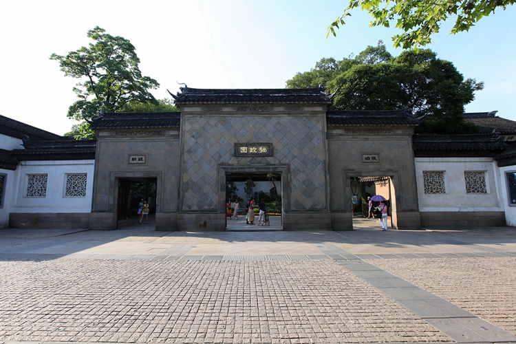 Round Trip from Shanghai/Pure 1-Day Tour to Classical Gardens of Jiangnan: The Humble Administrator's Garden in Suzhou + Hanshan Temple + Tiger Hill Scenic Area + Qili Shantang Street