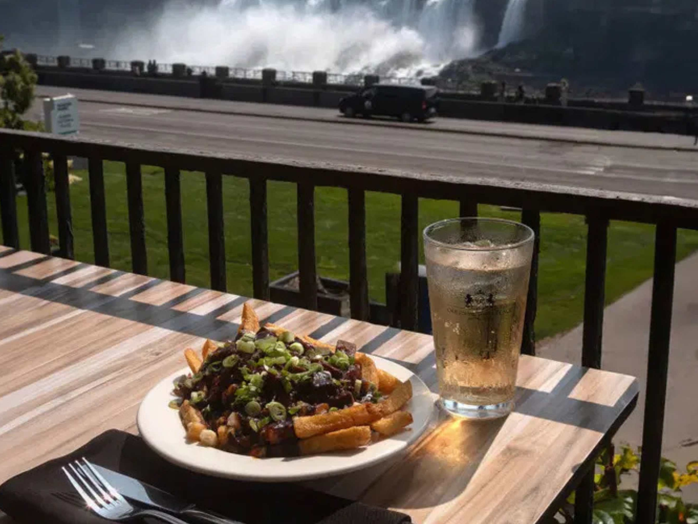 品嚐經典的加拿大肉汁奶酪薯條和當地蘋果酒，欣賞馬蹄瀑布的難忘美景