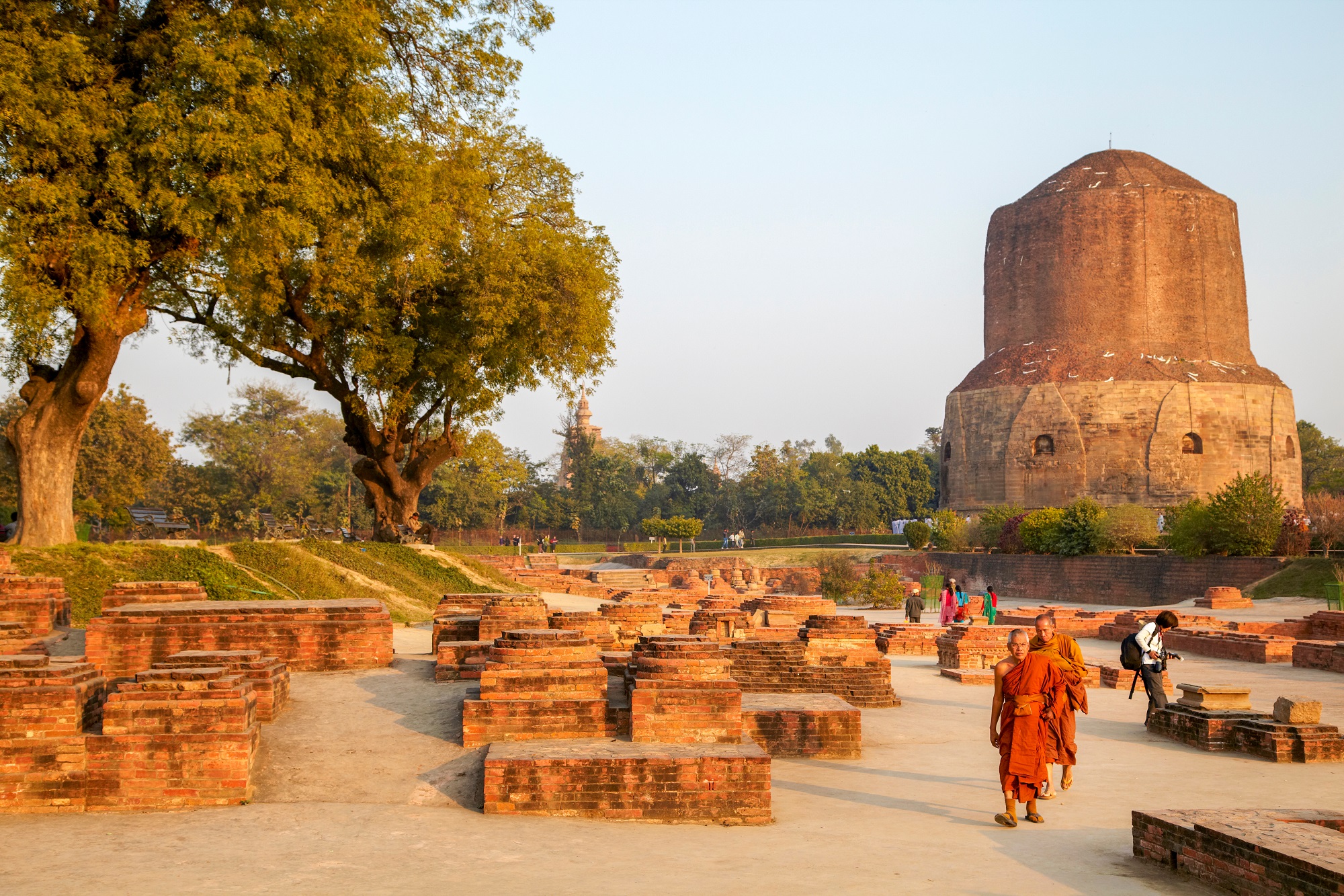 Dhamek Stupa is an ancient monument of Buddhist architecture. Located in Sarnath.