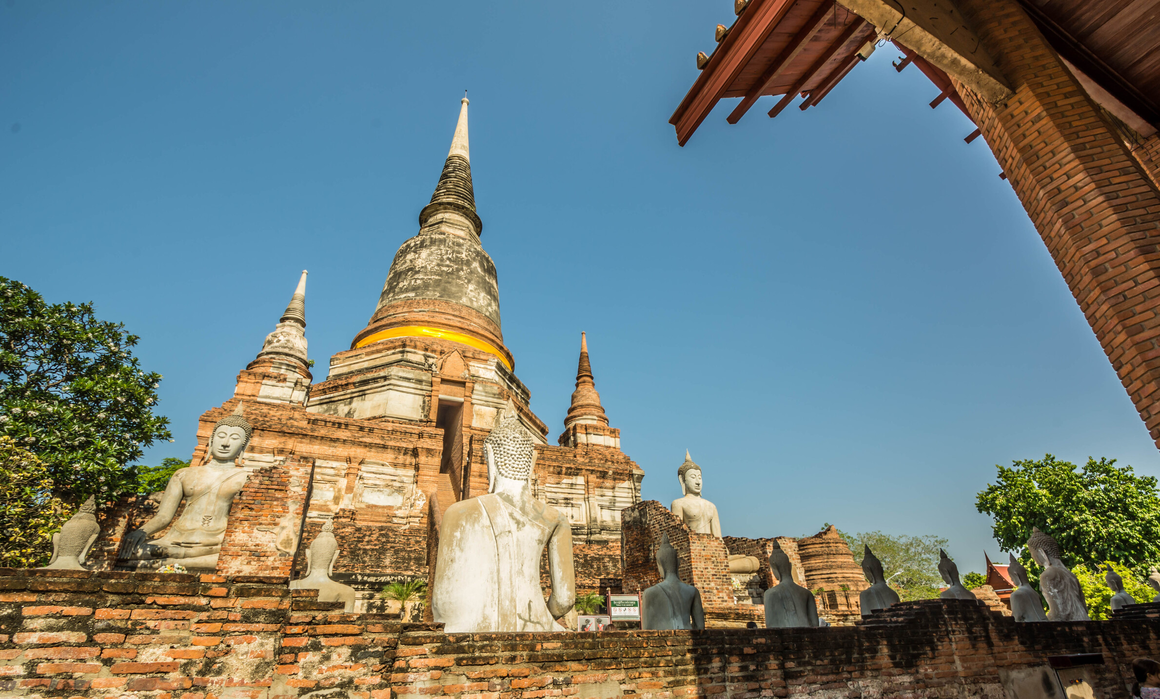 走進大城府的崖差蒙空寺 (Wat Yai Chai Mongkhon)，這座最具代表性的寺廟擁有高聳的佛塔和寧靜的佛像，讓您彷彿回到過去。