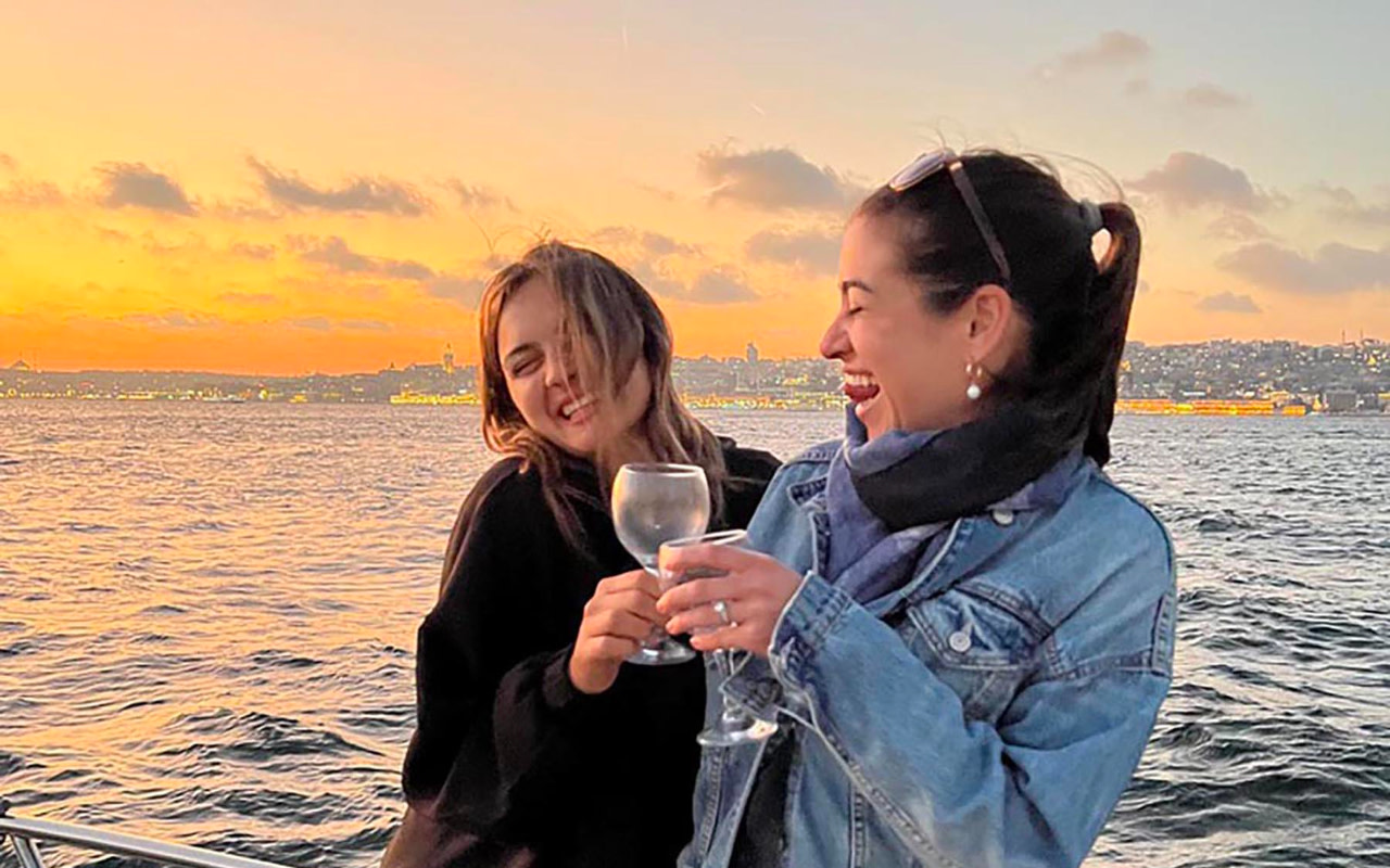 夕陽西下時,沿著博斯普魯斯海峽航行,欣賞伊斯坦堡被染成金色的天際線。 夕陽西下時,沿著博斯普魯斯海峽航行,欣賞伊斯坦堡被染成金色的天際線。