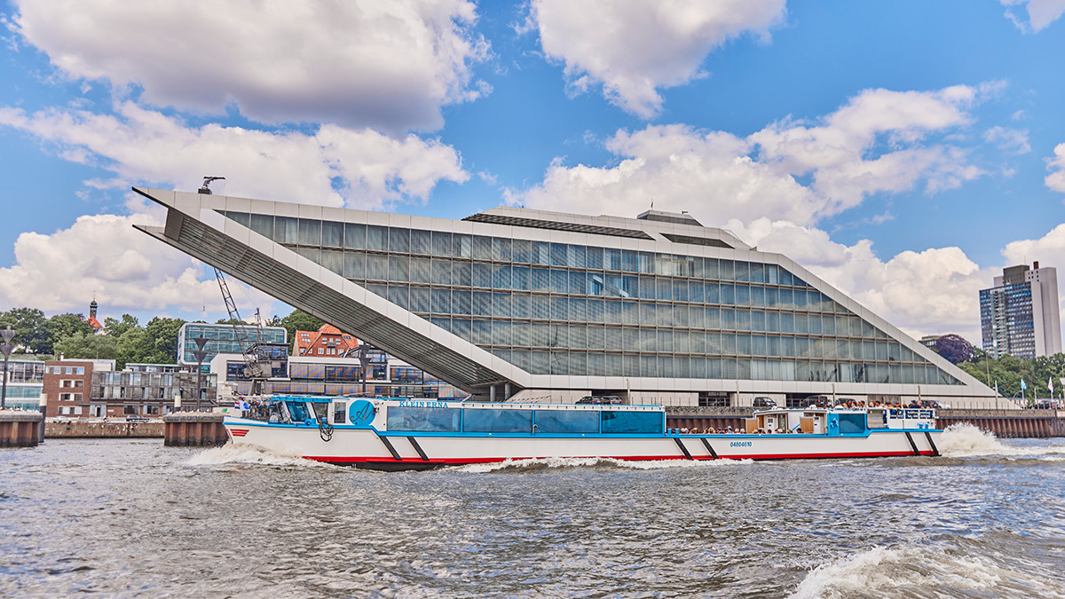 搭乘漢堡港遊船,行經造型獨特的港口新城建築,將現代設計與海濱風光盡收眼底 搭乘漢堡港遊船,行經造型獨特的港口新城建築,將現代設計與海濱風光盡收眼底
