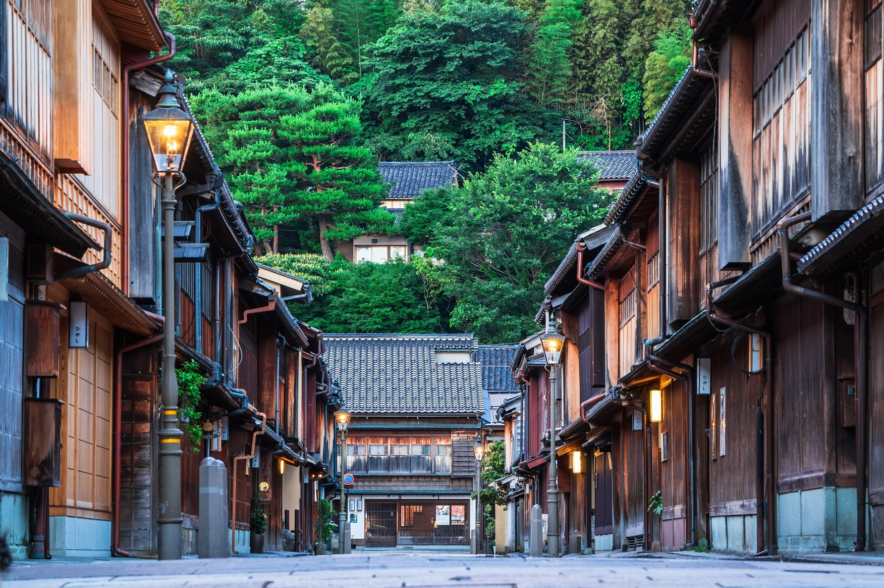 Kanazawa City, Teahouse Districts & Kanazawa Castle Walking Tour